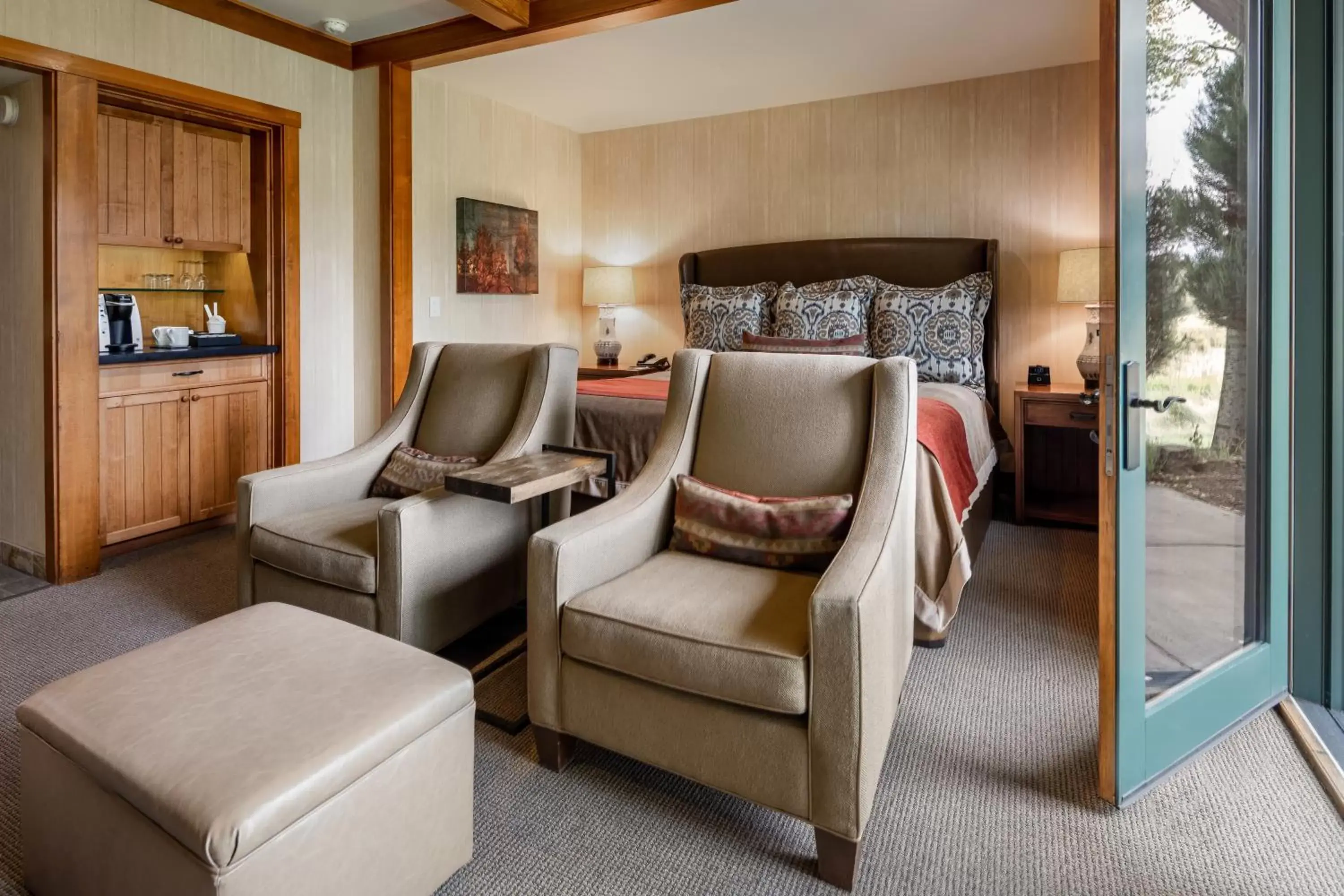 Bed, Seating Area in Sunriver Resort