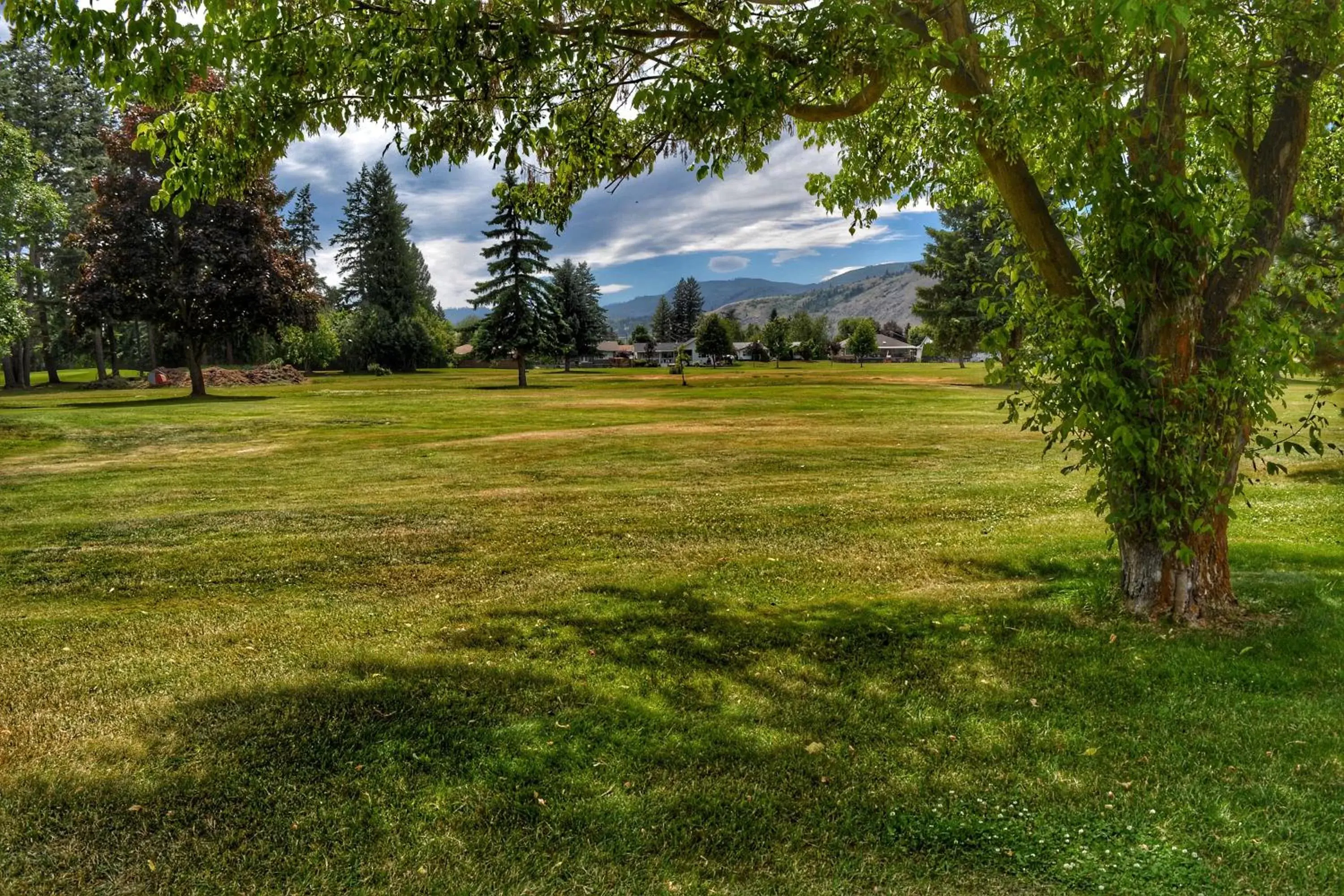 Golfcourse, Garden in Sunny Shuswap B&B