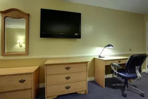 TV and multimedia, TV/Entertainment Center in Edinburg Executive Inn