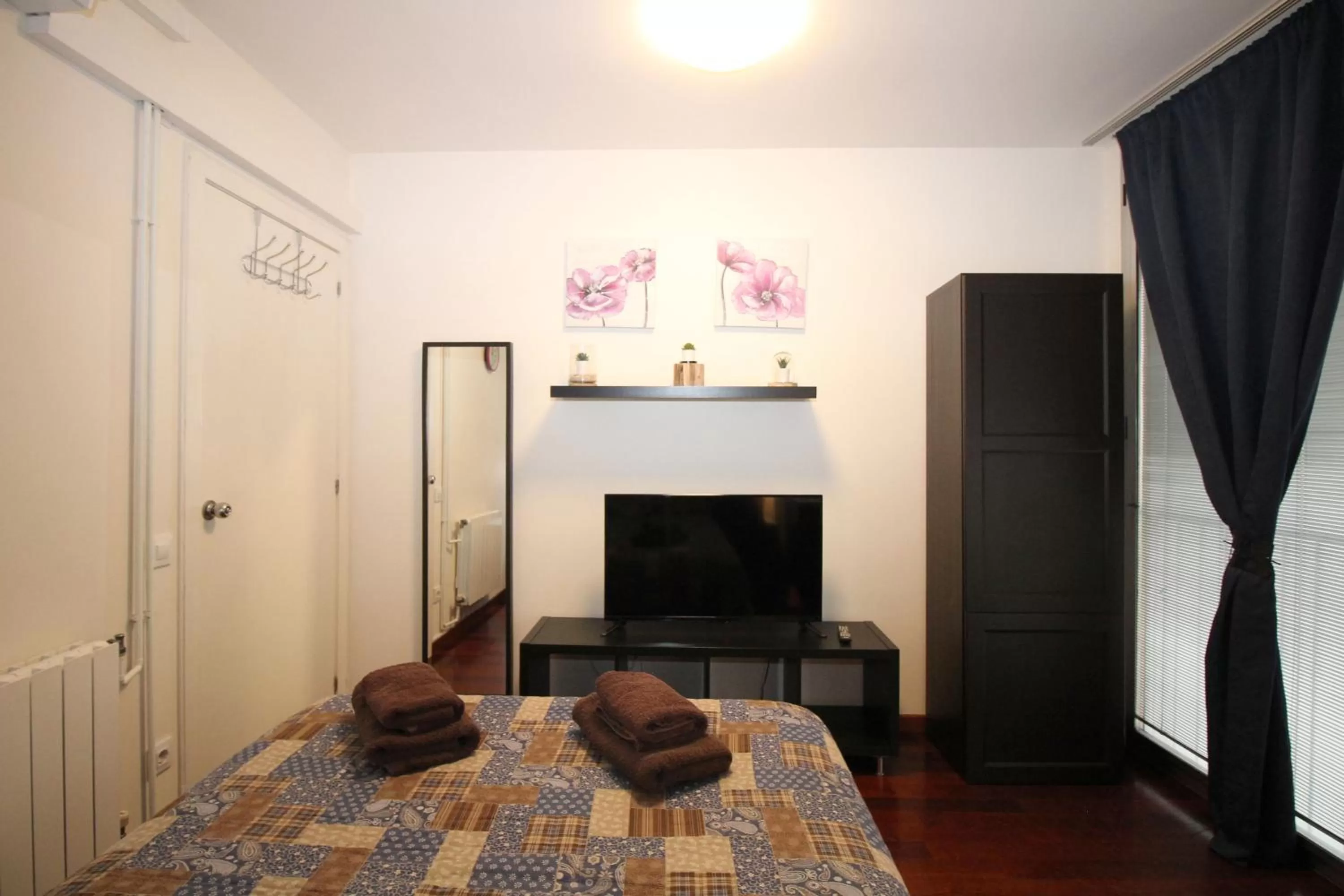 TV/Entertainment Center in Rooms Arago