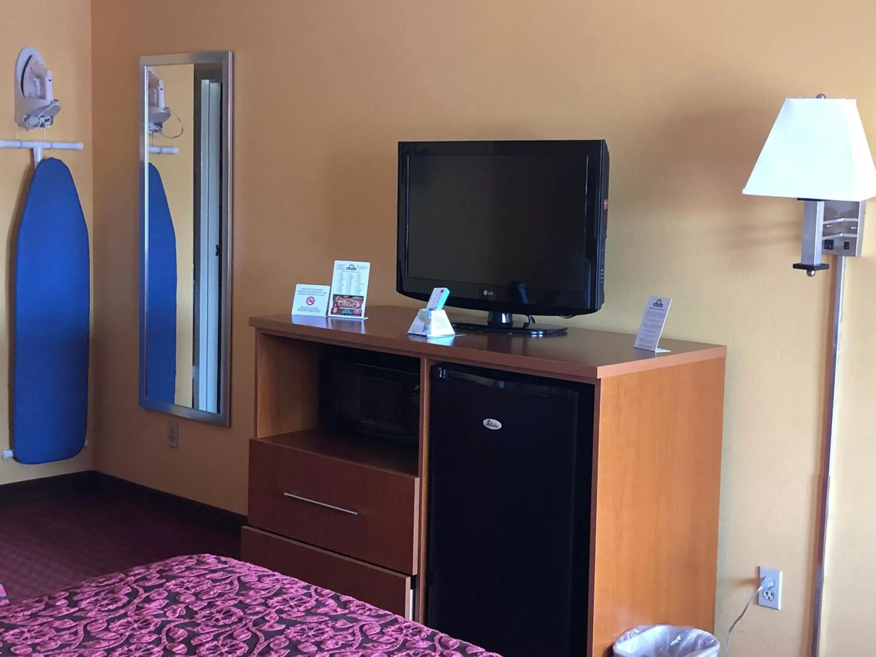 TV/Entertainment Center in Days Inn by Wyndham Franklin