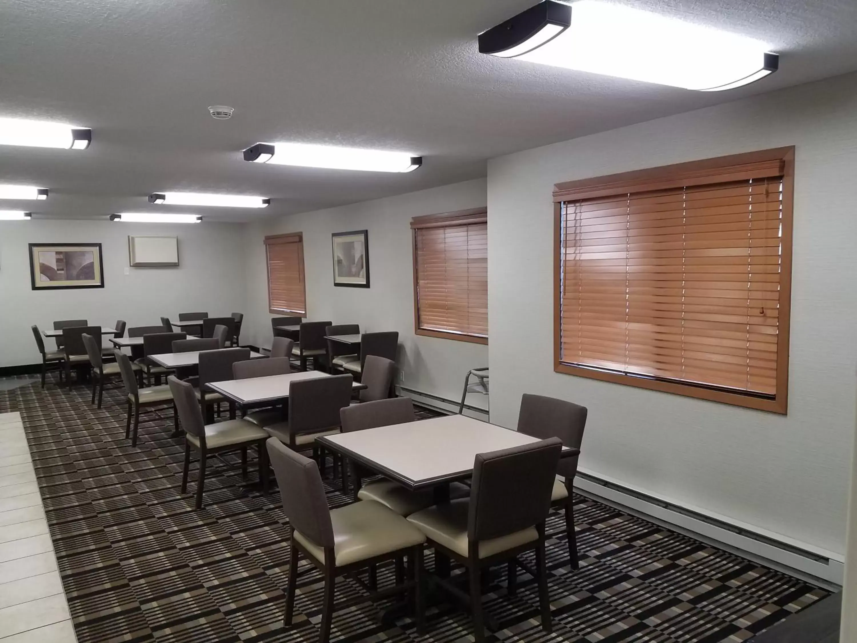 Breakfast, Restaurant/Places to Eat in Americas Best Value Inn and Suites Bismarck