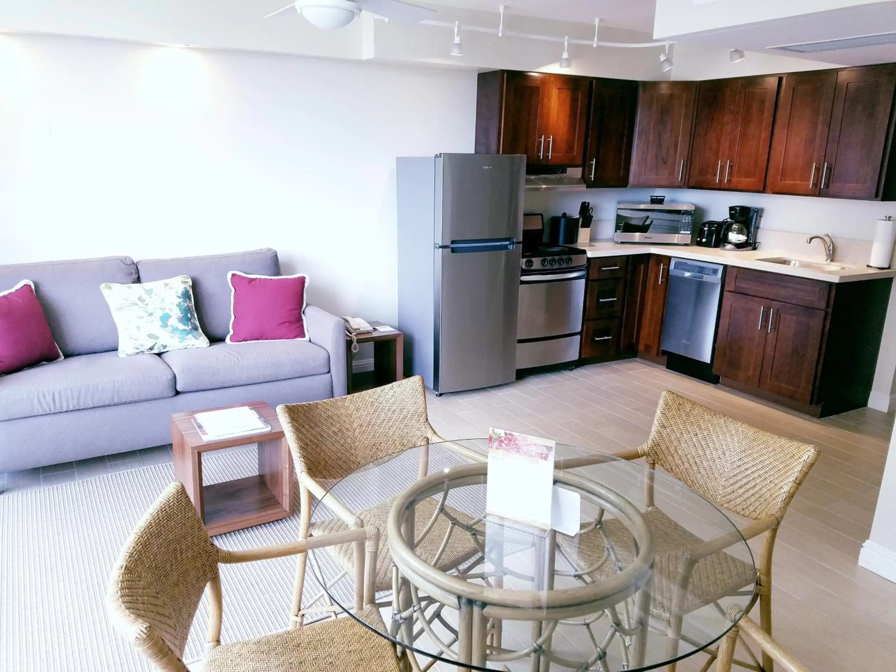 Living room, Kitchen/Kitchenette in Imperial Hawaii Resort