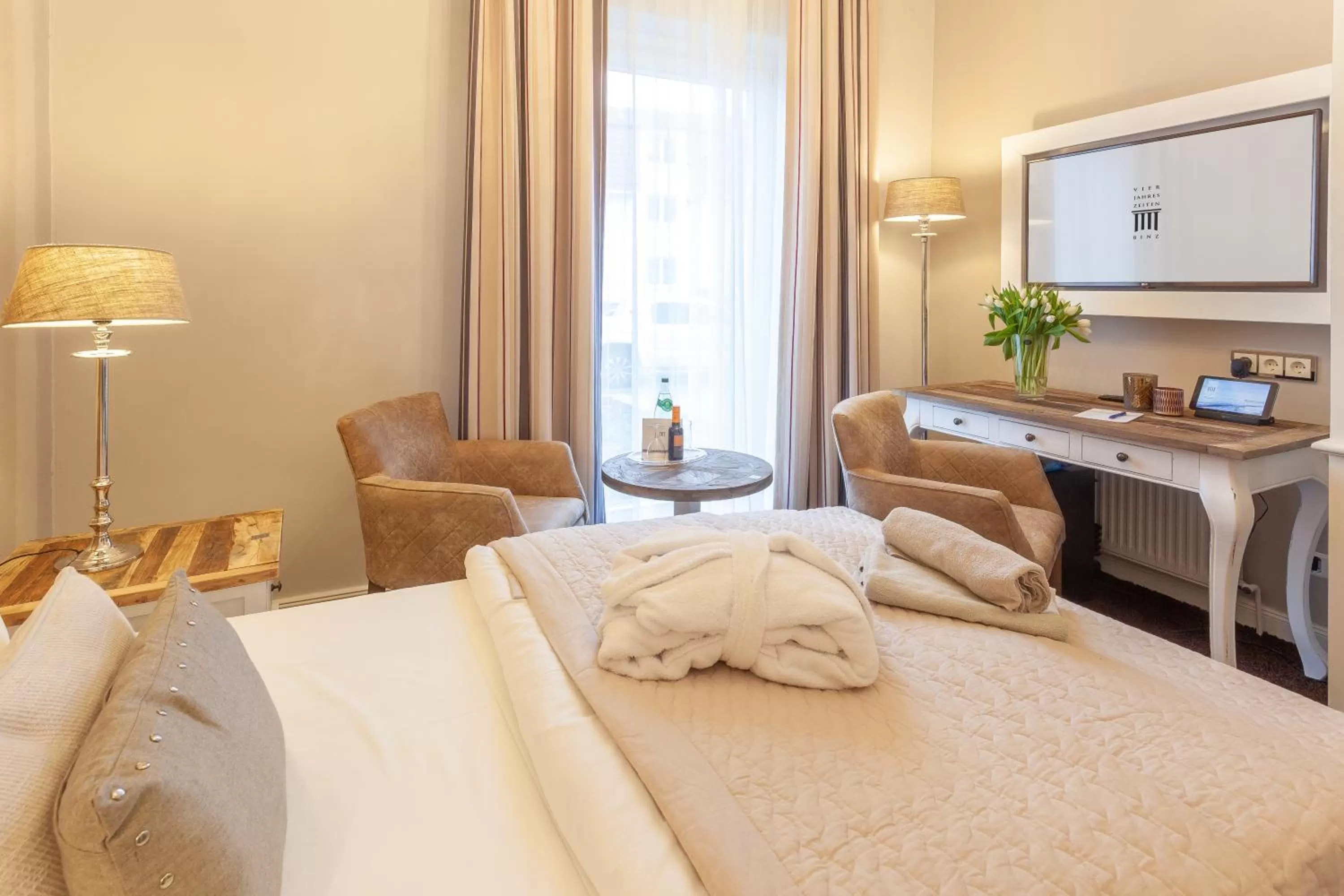 Photo of the whole room, Bed in Hotel Vier Jahreszeiten Binz