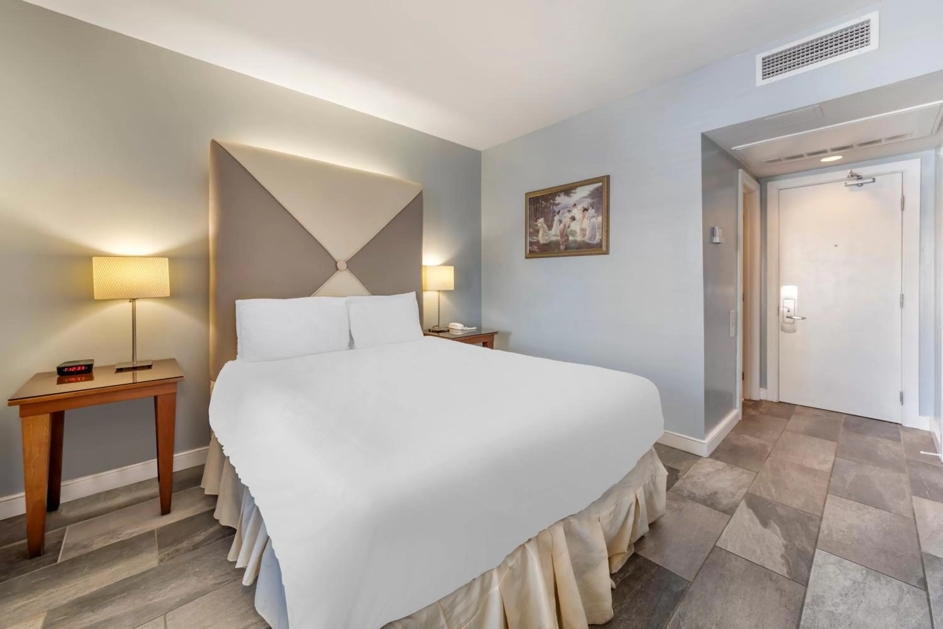 Bed in La Flora by LuxUrban