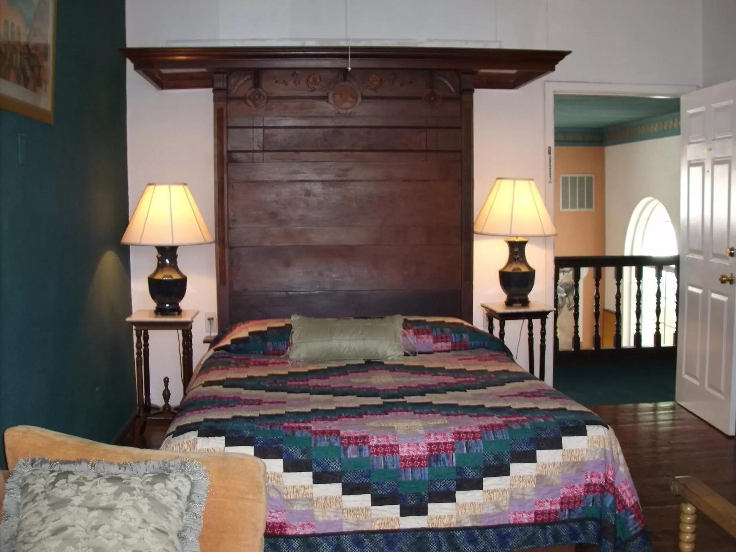 Bed in Lundeen Inn of the Arts