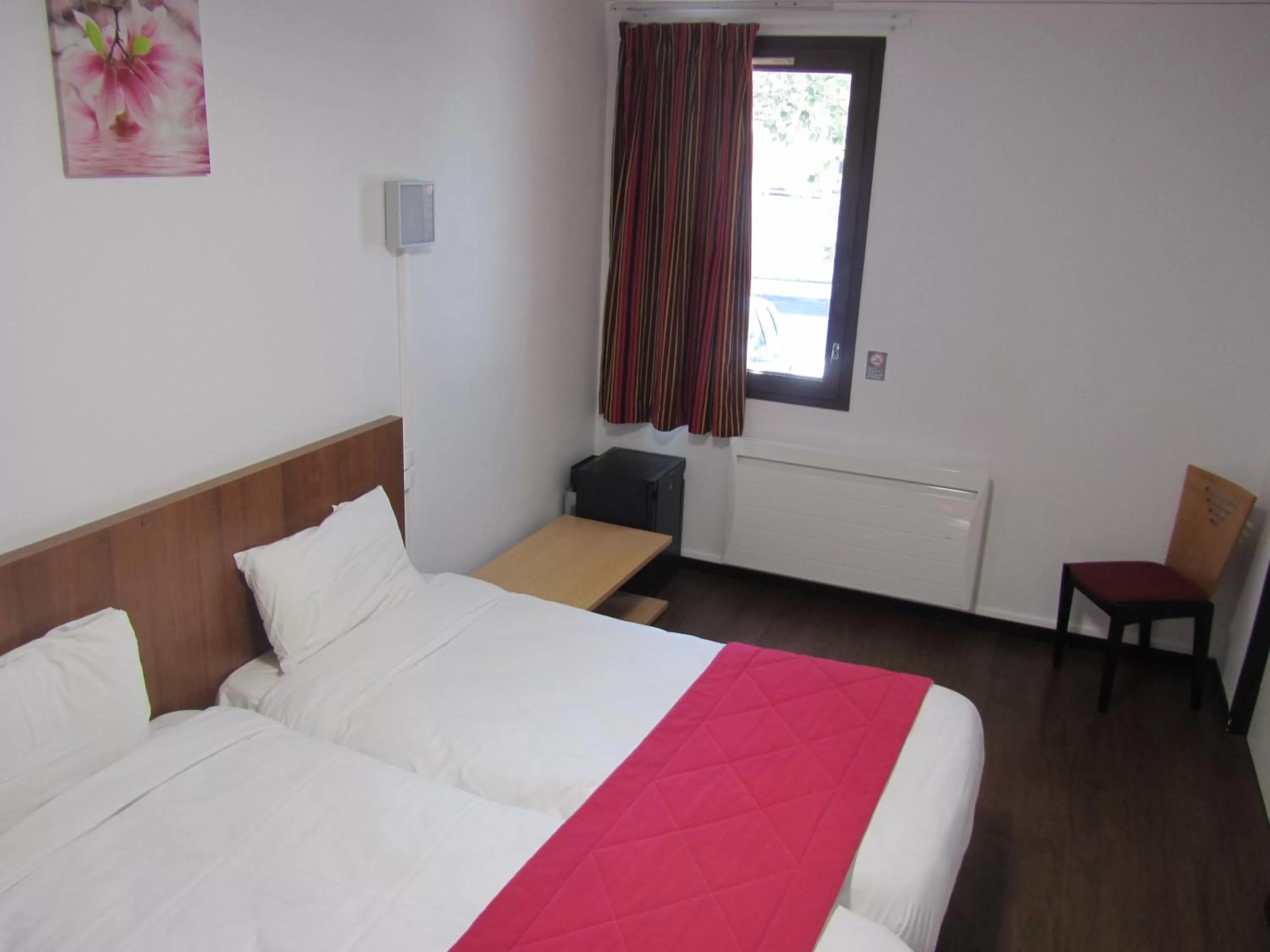 Photo of the whole room, Bed in Hôtel - Restaurant Le Saint Joseph