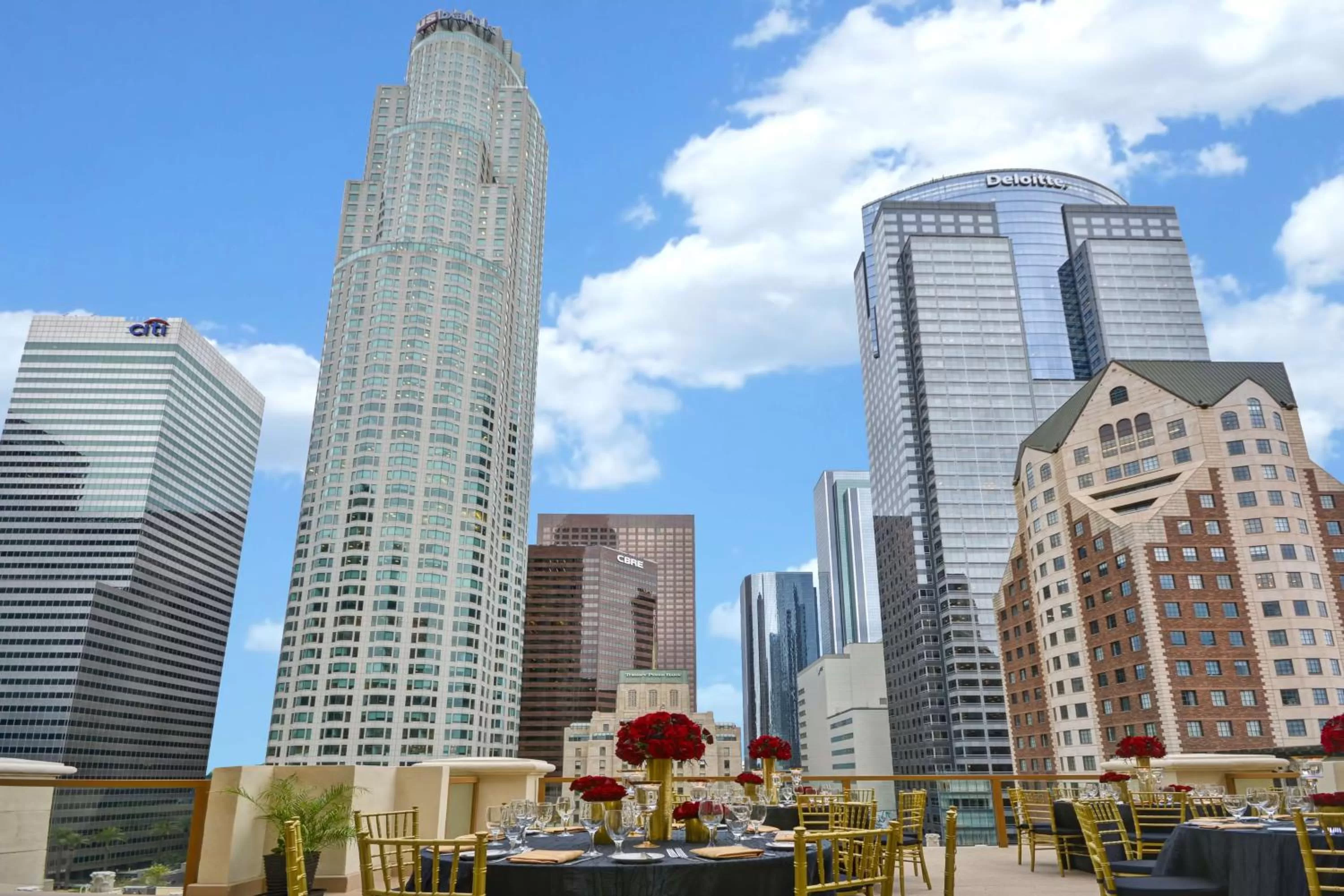 Property building in Hilton Checkers Los Angeles