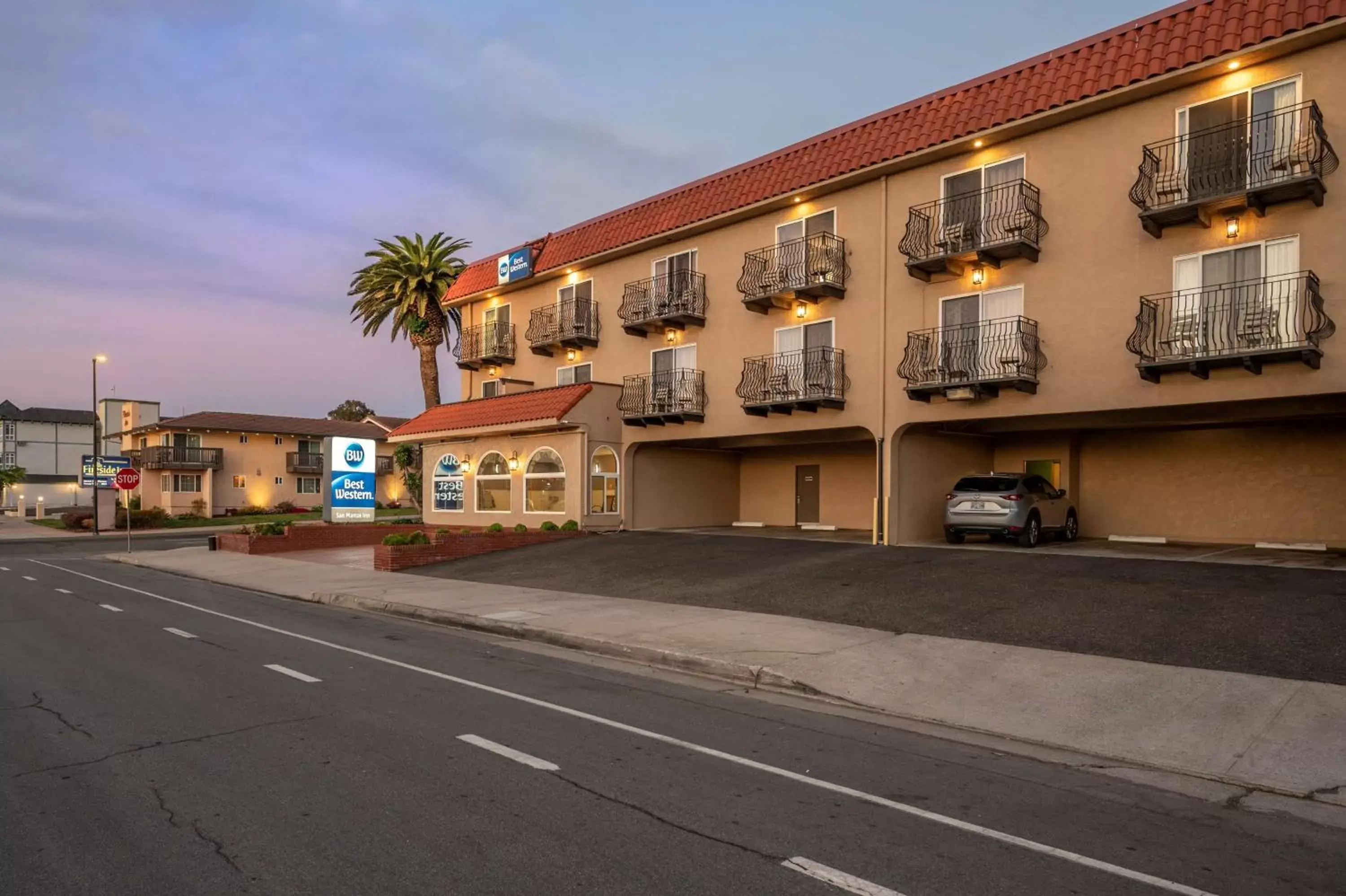 Property Building in Best Western San Marcos Inn