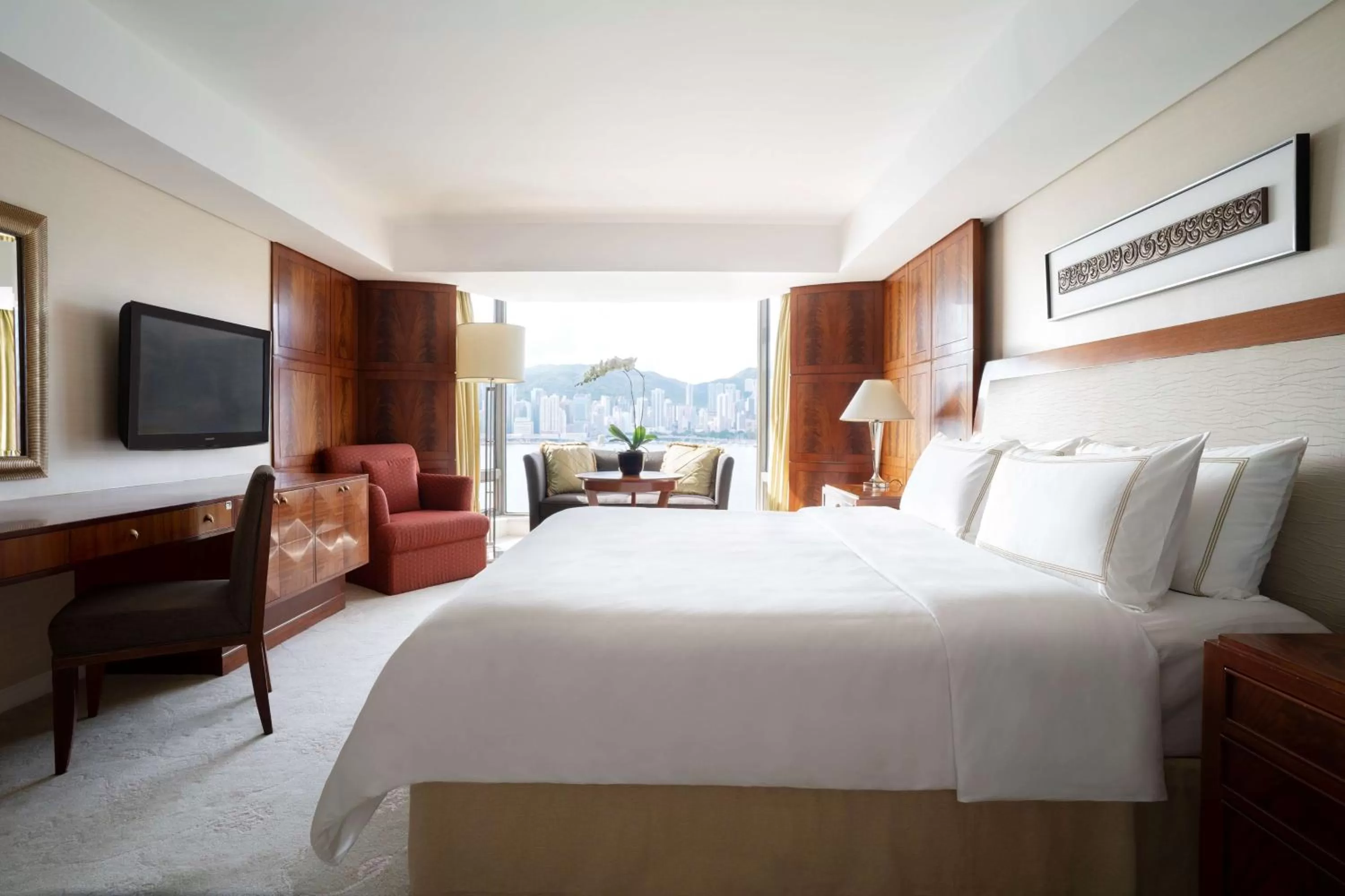 Photo of the whole room, Bed in Kowloon Shangri-La, Hong Kong