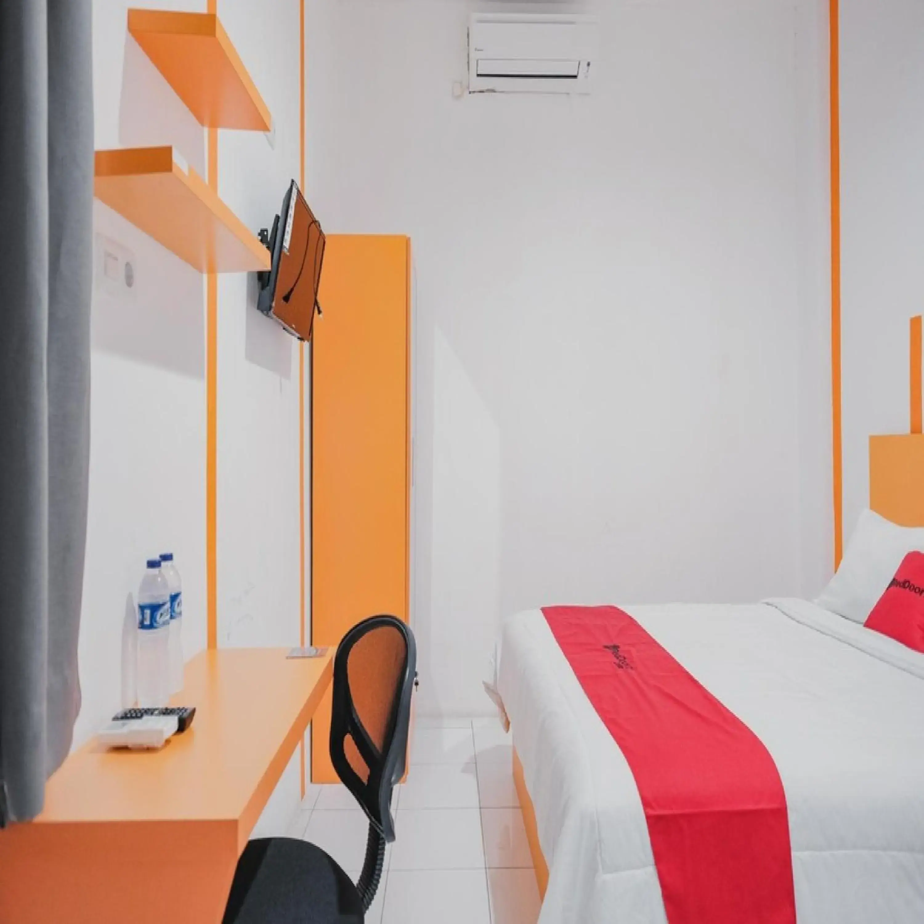 Bedroom, Bed in RedDoorz @ Jalan Sukabangun 2 Palembang