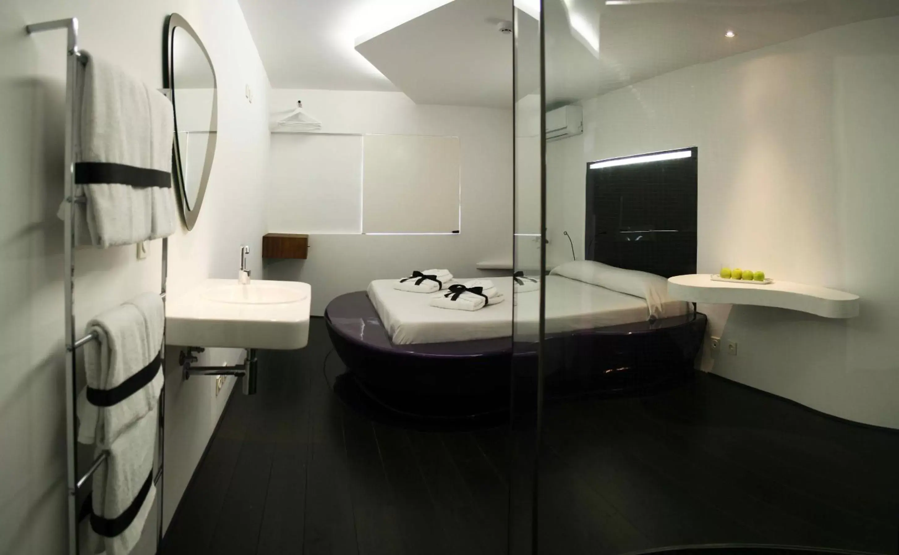 Photo of the whole room, Bathroom in Absoluto Design Hotel