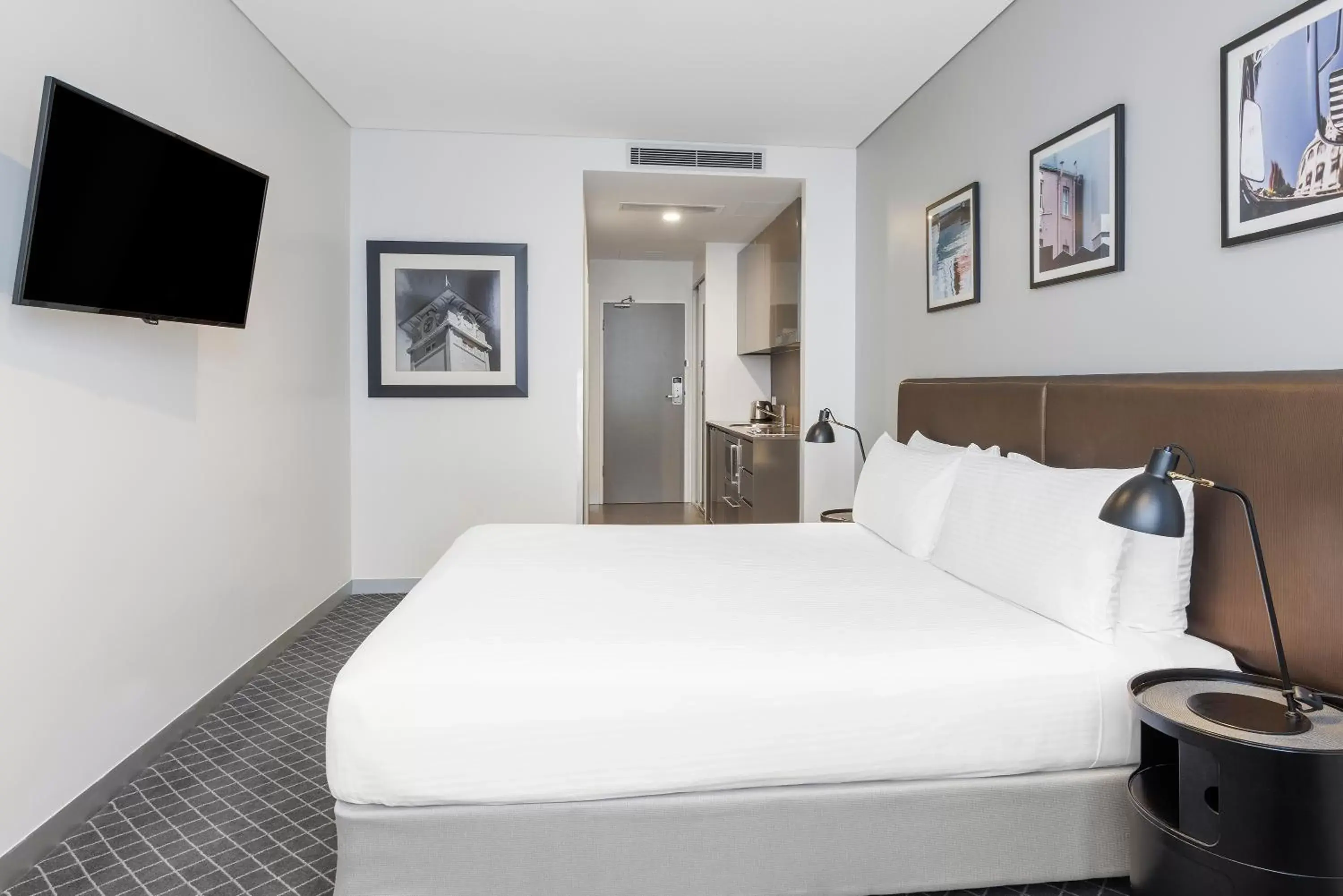 Kitchen or kitchenette, Bed in Holiday Inn & Suites Sydney Bondi Junction, an IHG Hotel