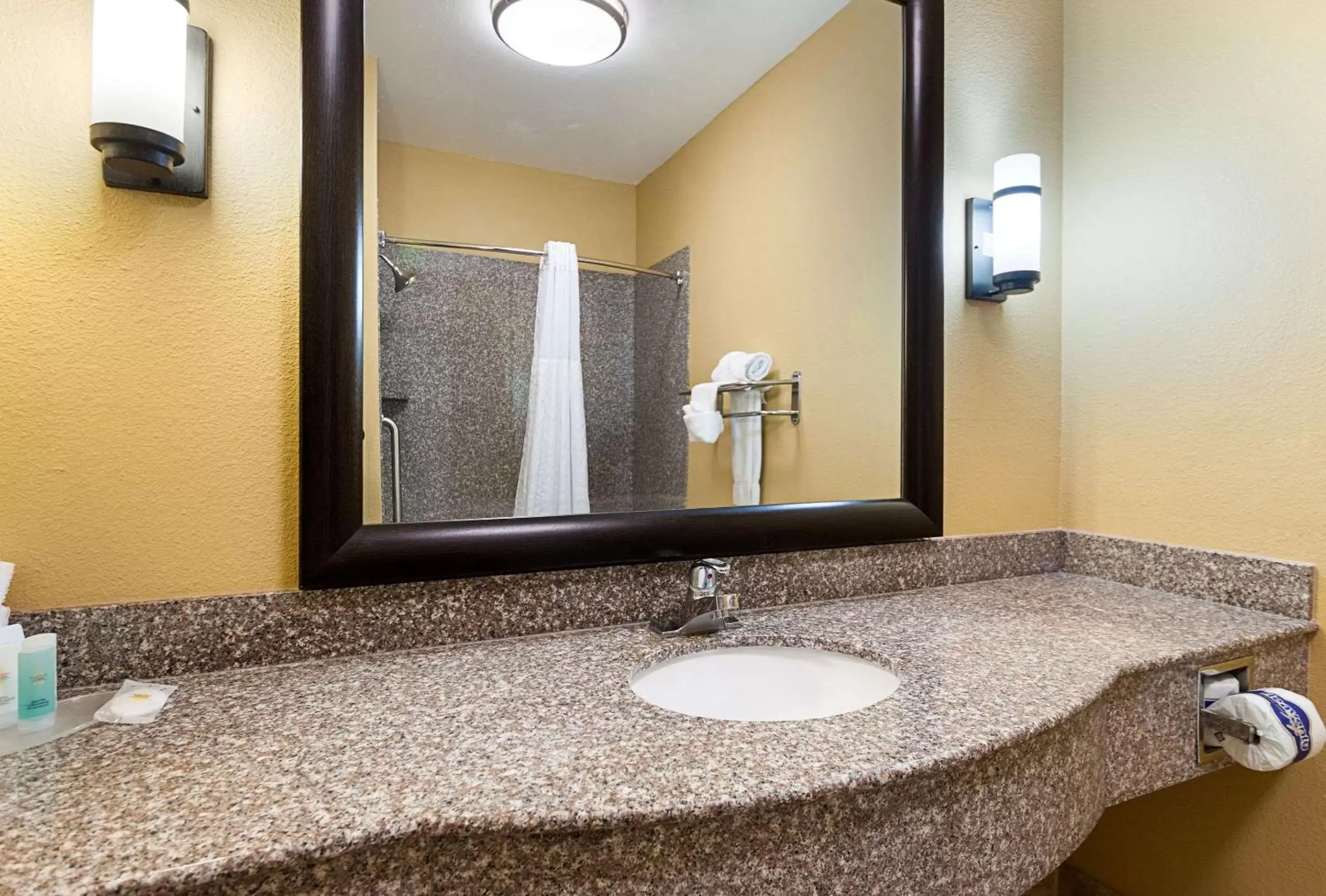 Bathroom in Quality Inn Opelousas