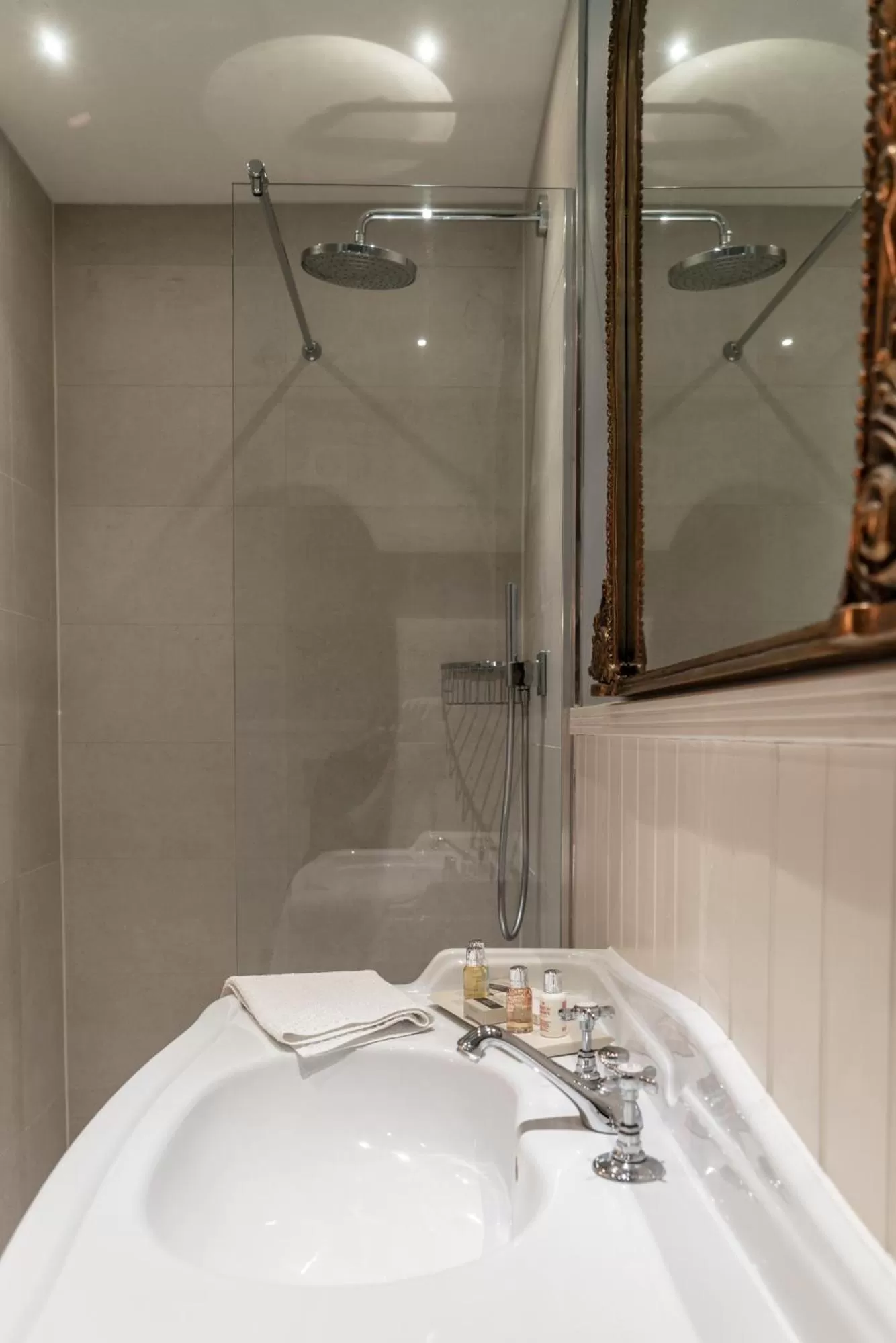 Bathroom in The Coach and Horses