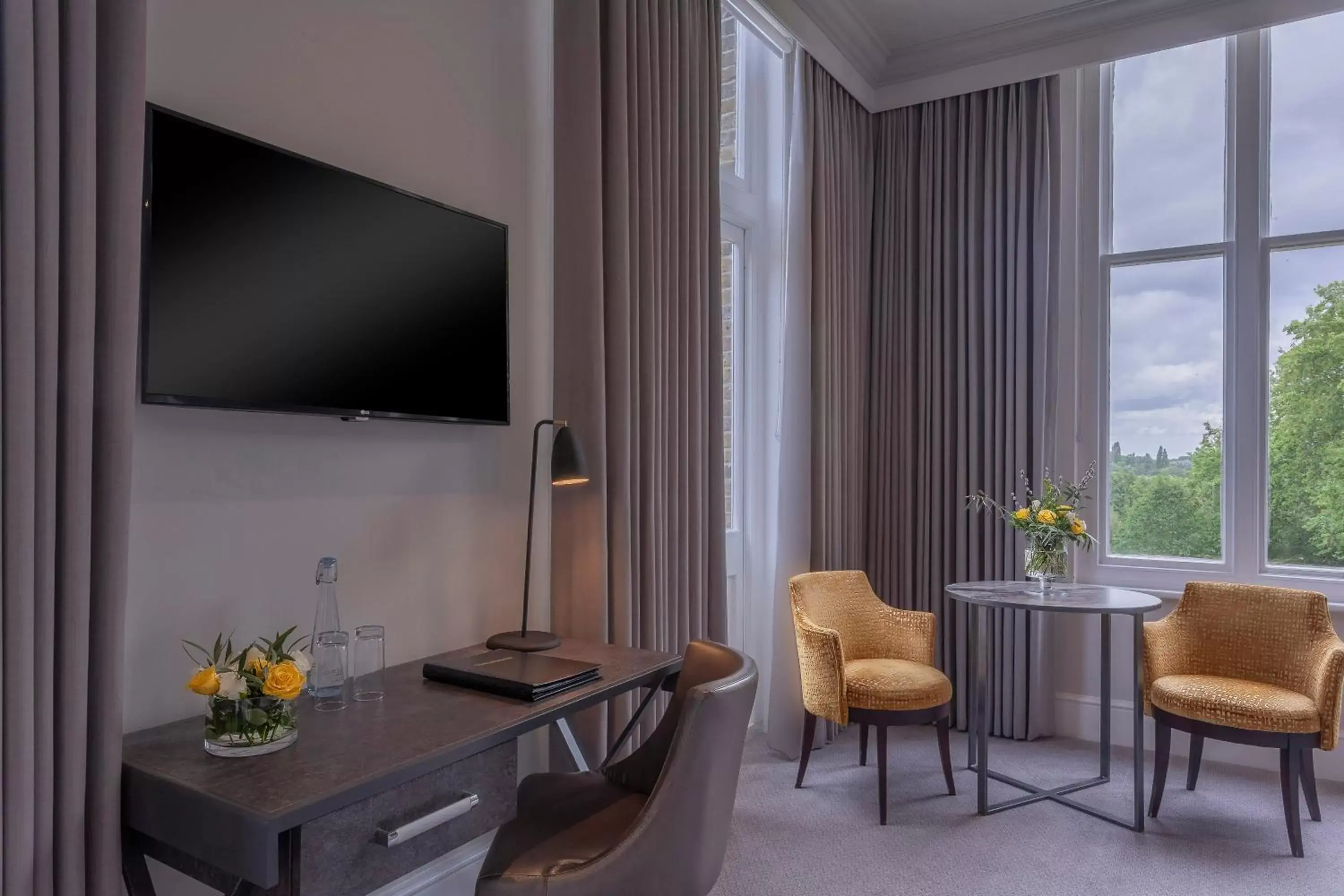 Bedroom, TV/Entertainment Center in Oatlands Park Hotel