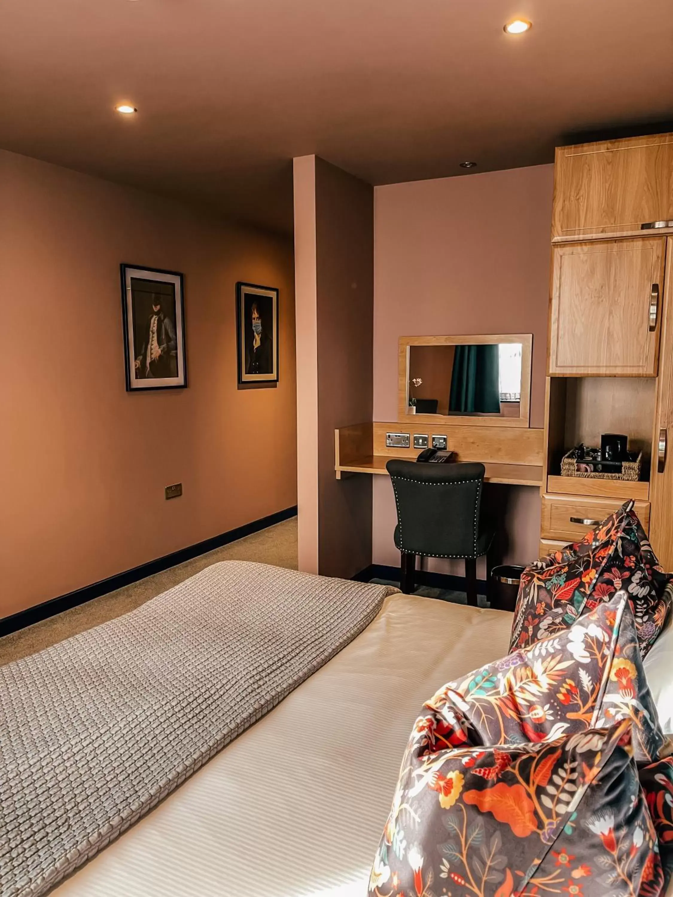 Bedroom, TV/Entertainment Center in The Stratford Park Hotel & Golf Club