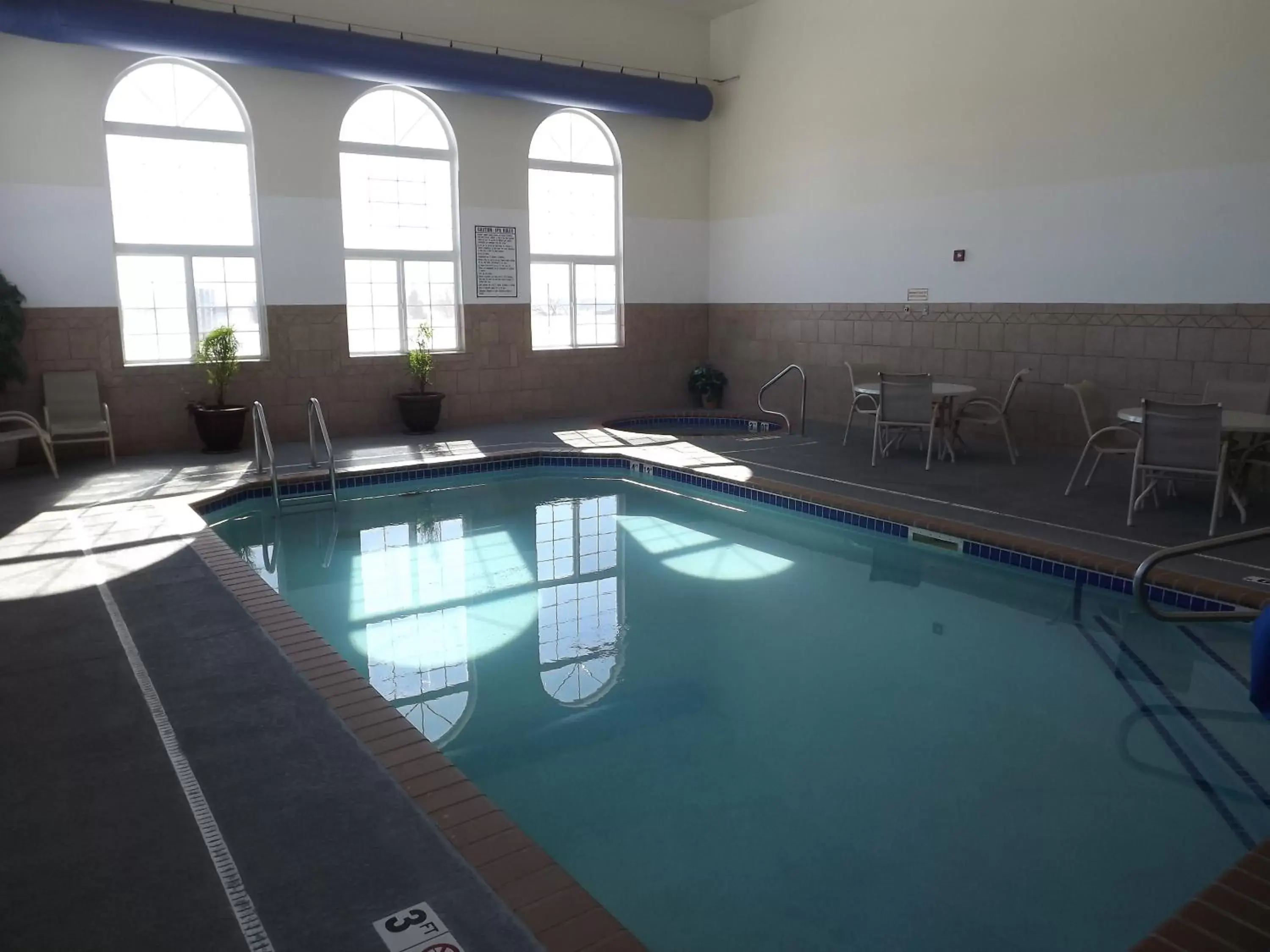 Swimming Pool in Howard Johnson by Wyndham Oacoma Hotel & Suites