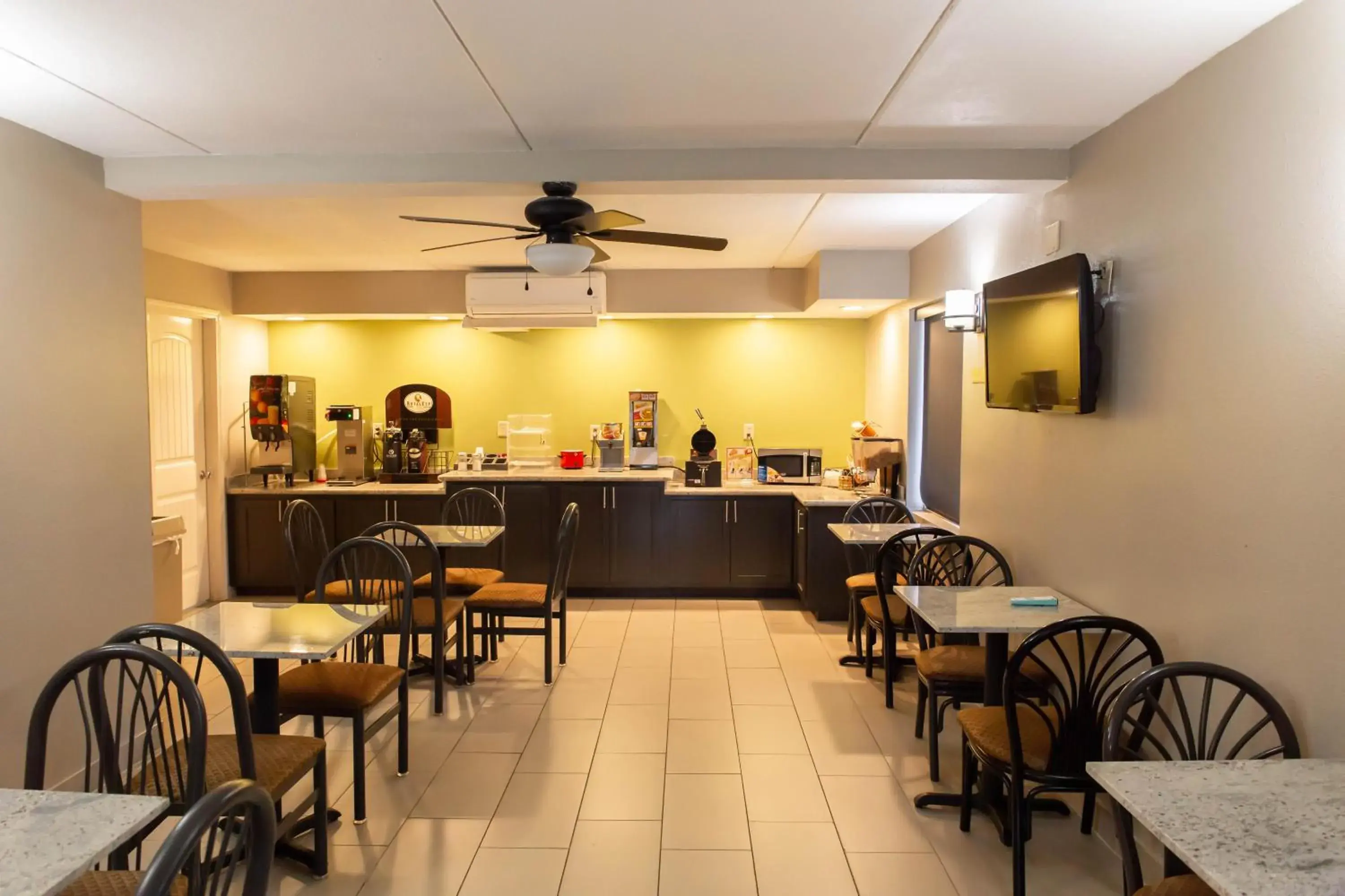 Continental breakfast, Restaurant/Places to Eat in Regency Inn