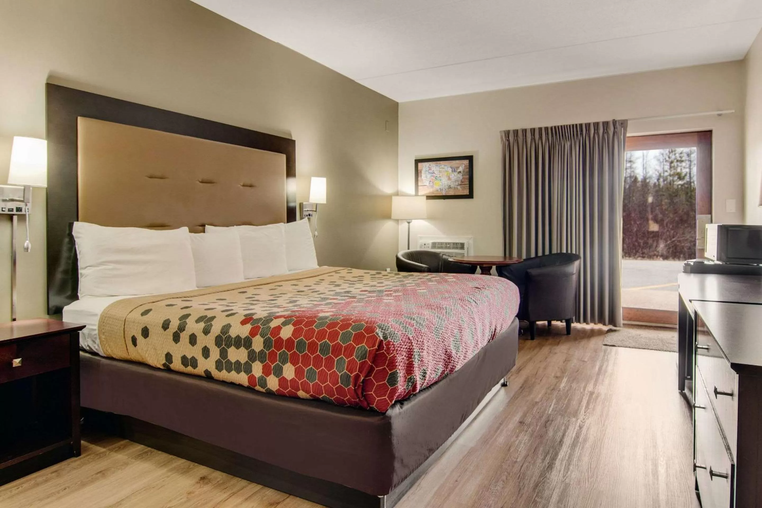 Bedroom, Bed in Econo Lodge Cadillac by Choice