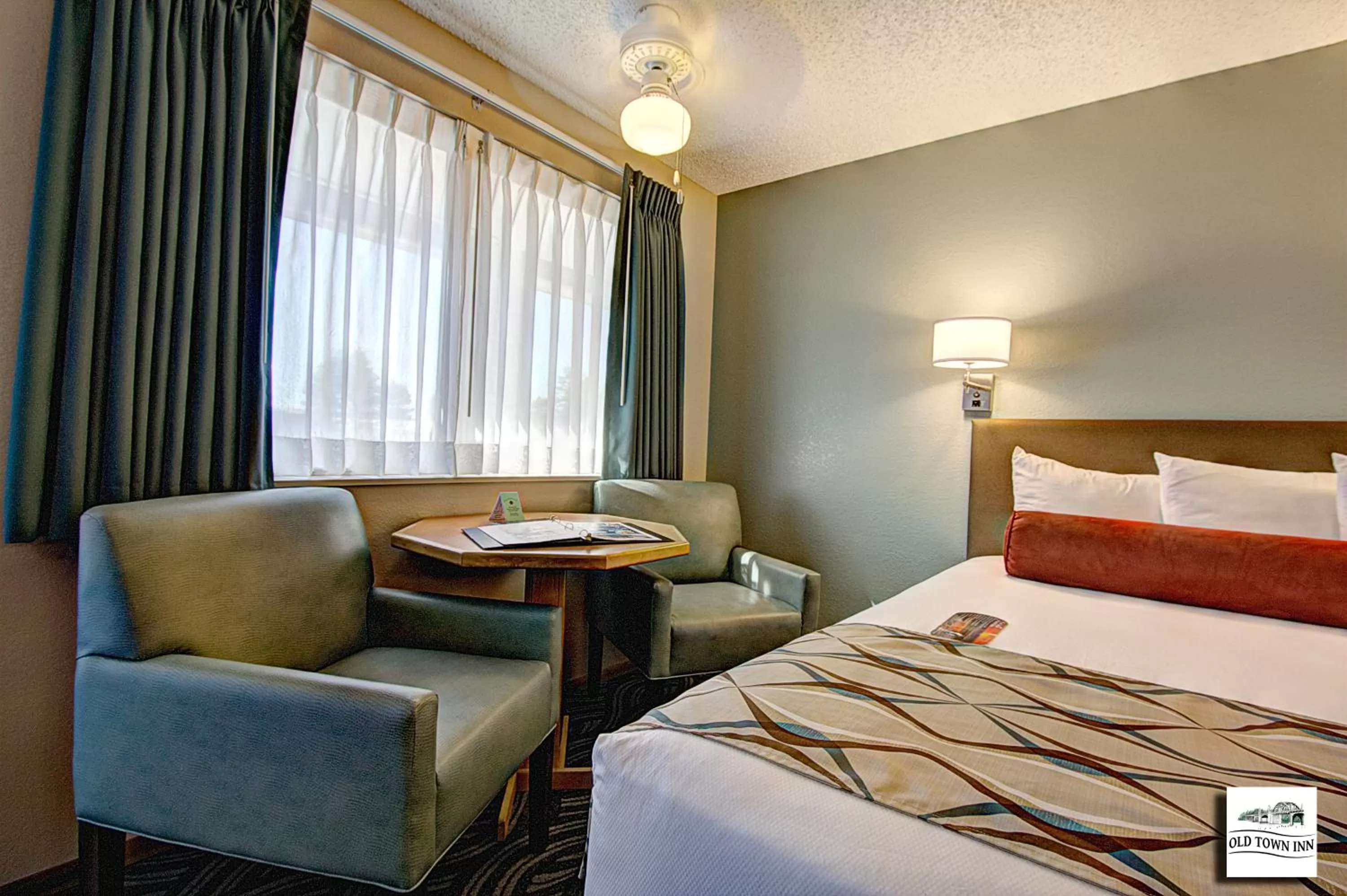 Day, Bed in Super 8 by Wyndham Florence OR