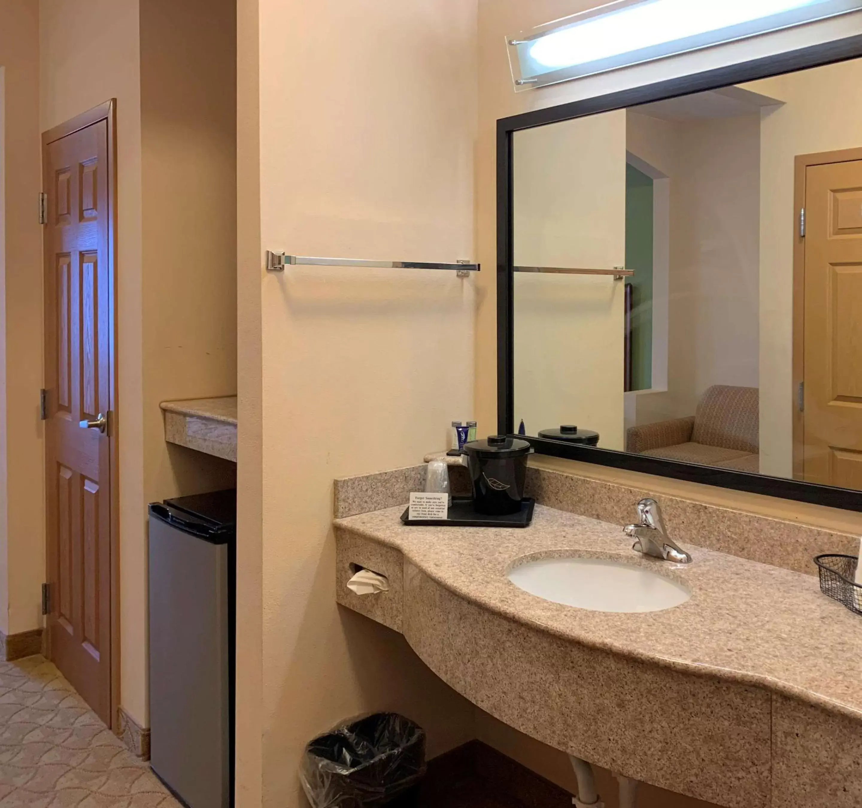 Photo of the whole room, Bathroom in Sleep Inn & Suites Gettysburg