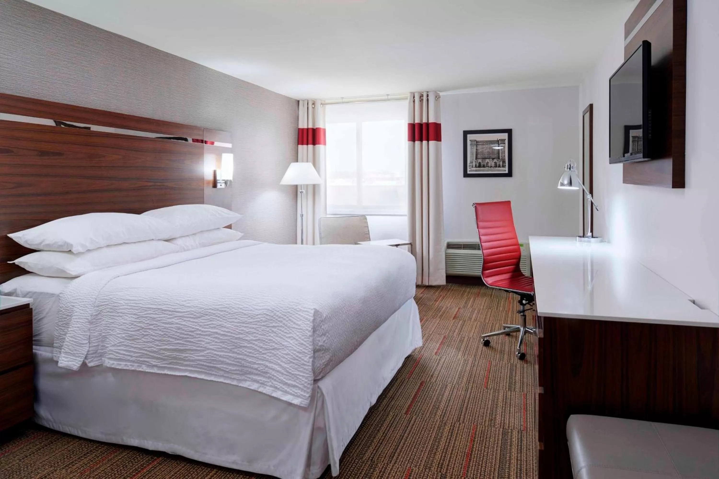 King Room with Roll-in Shower - Mobility Accessible in Four Points by Sheraton Detroit Novi