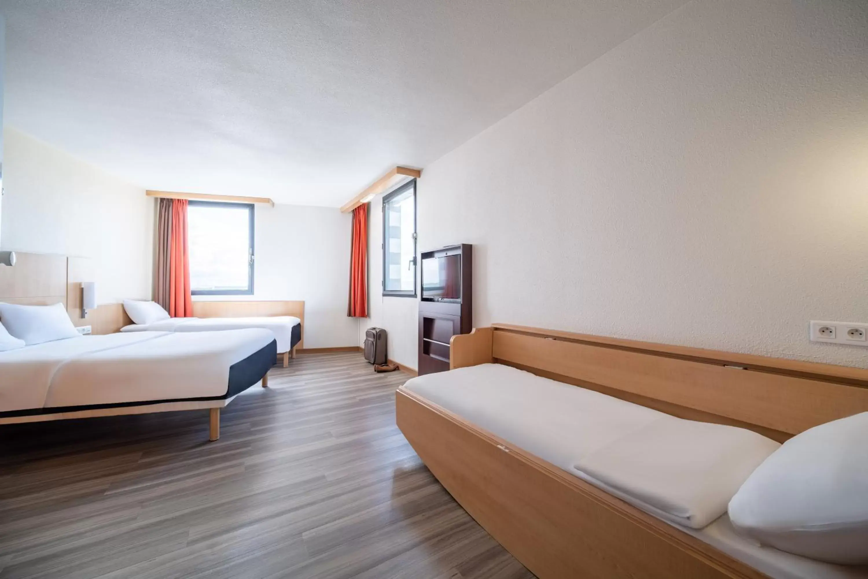 Bedroom, Bed in B&B HOTEL Calais Terminal Cité Europe 3 étoiles
