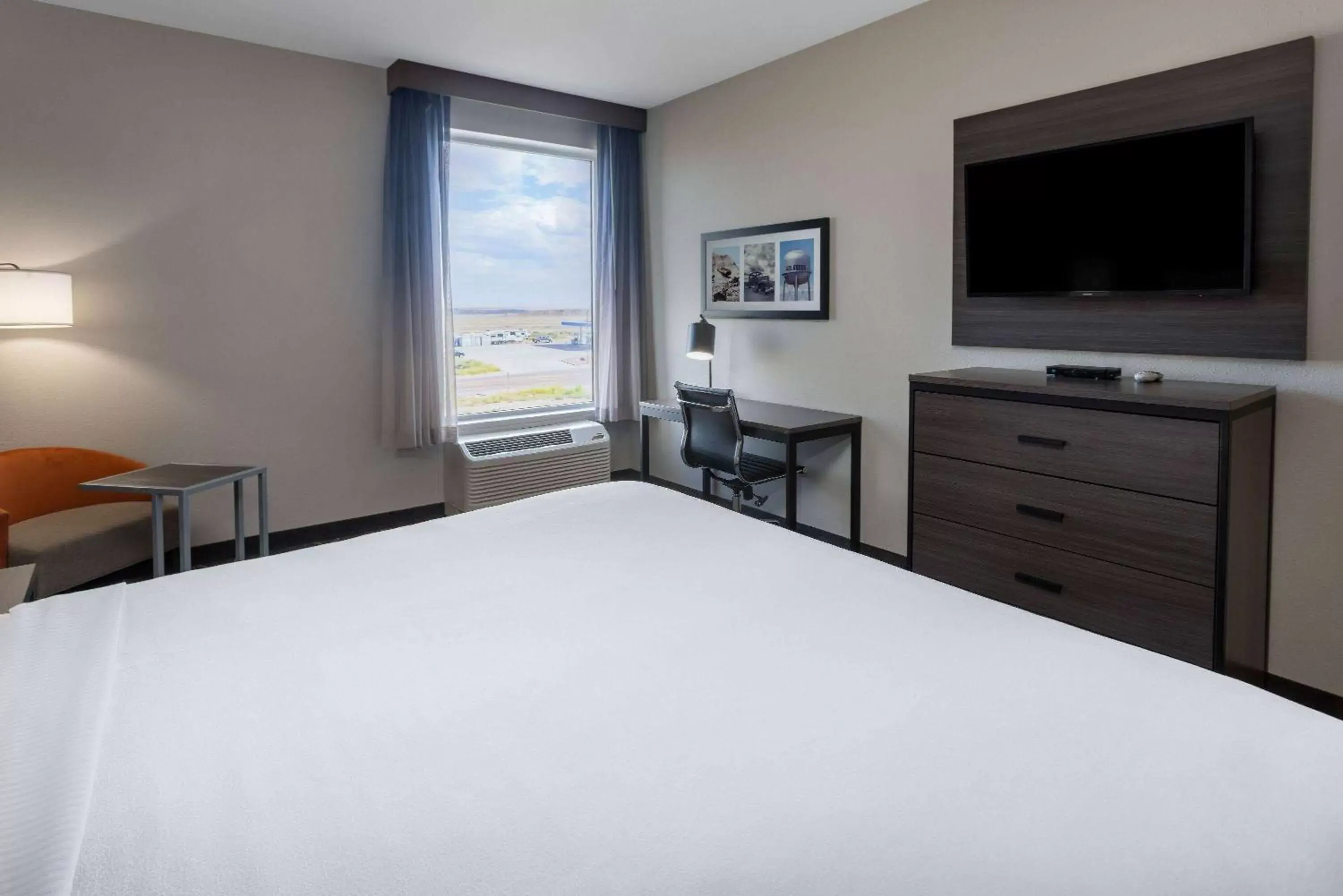 Photo of the whole room, Bed in La Quinta Inn & Suites by Wyndham Holbrook Petrified Forest