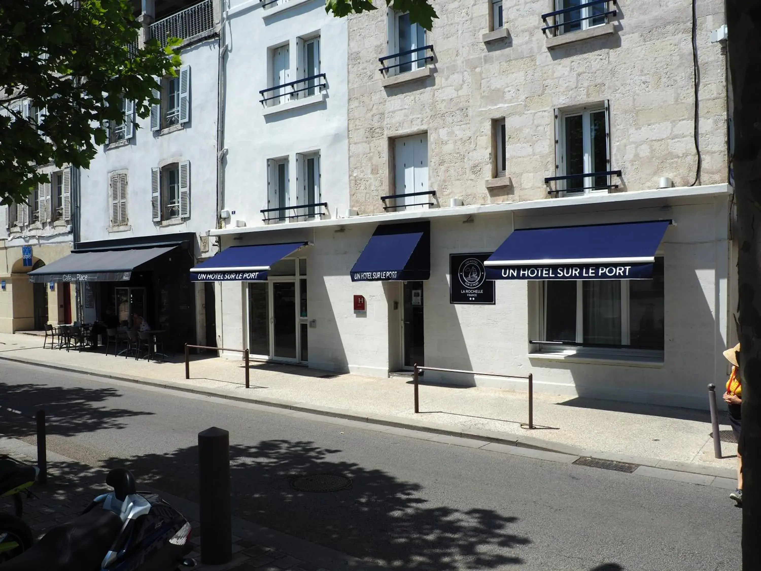 Facade/entrance, Property Building in Un Hotel sur le Port