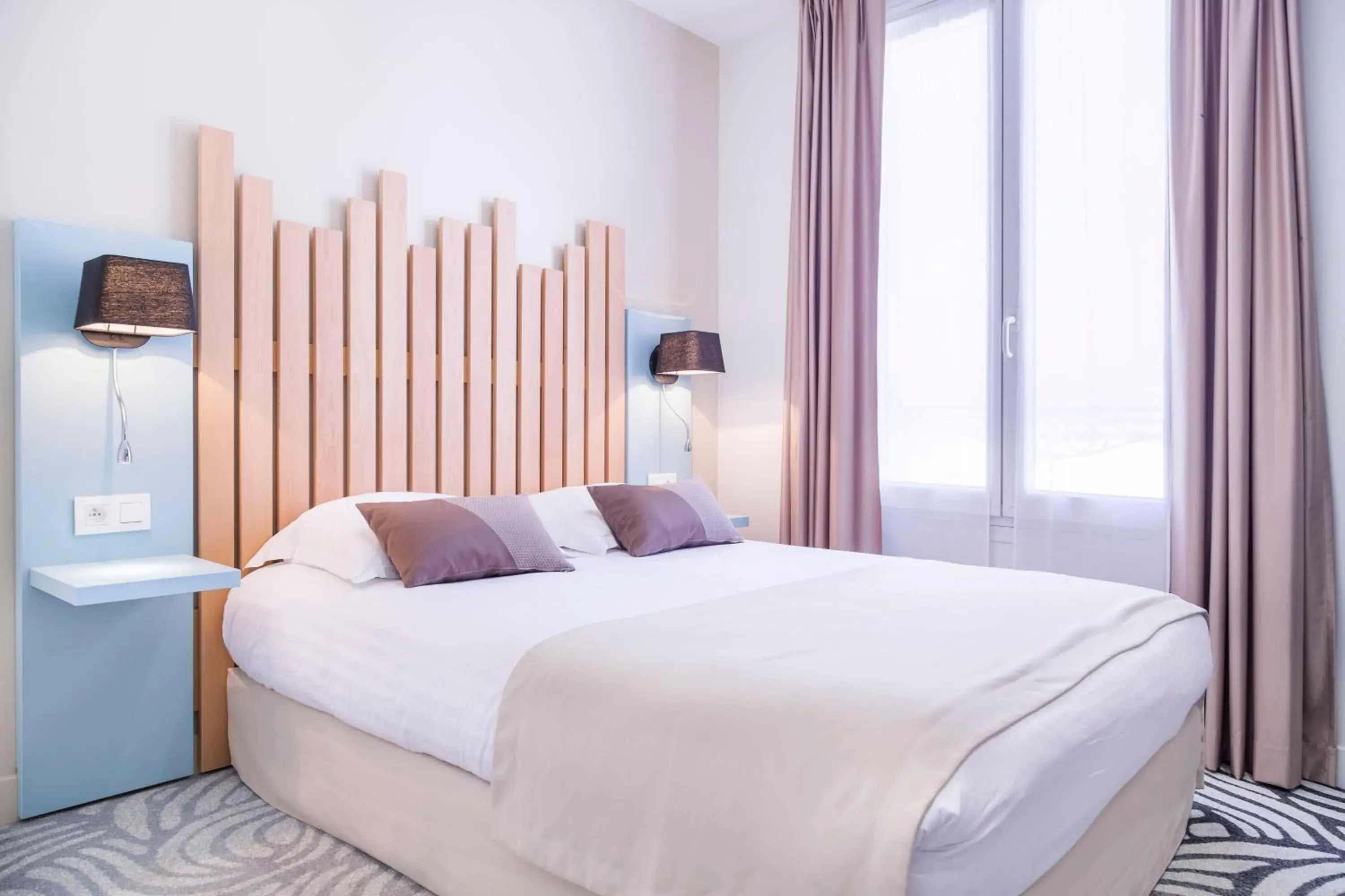 Bed in Hotel Des Arts Bed in Hotel Des Arts