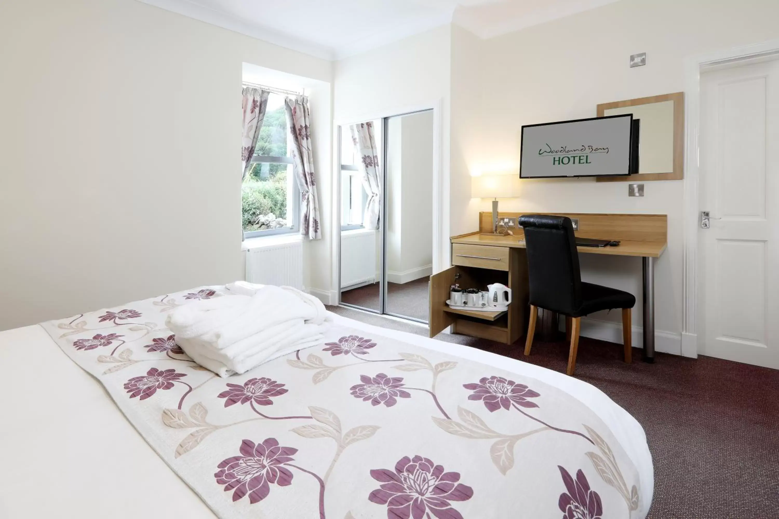 Bedroom, Bed in Woodland Bay Hotel