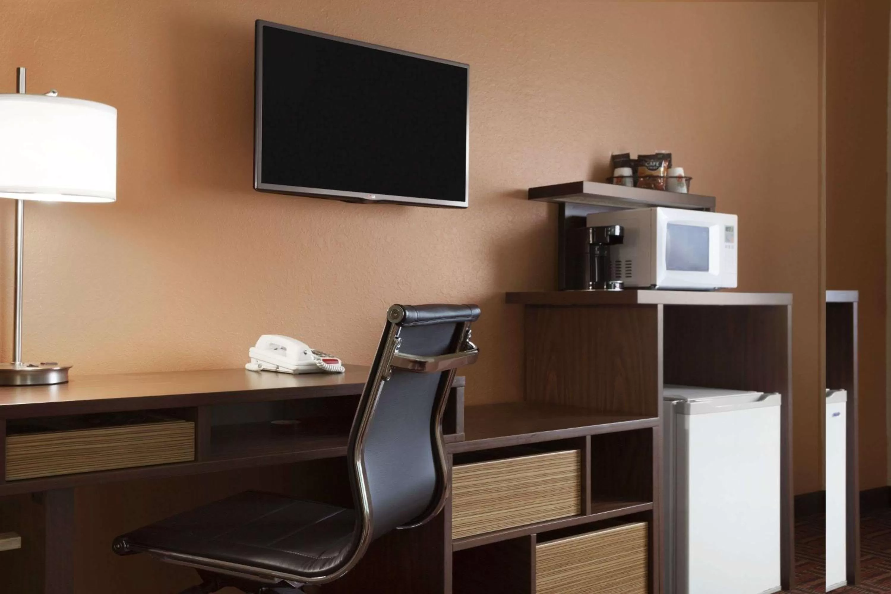 Photo of the whole room in Super 8 by Wyndham Marion