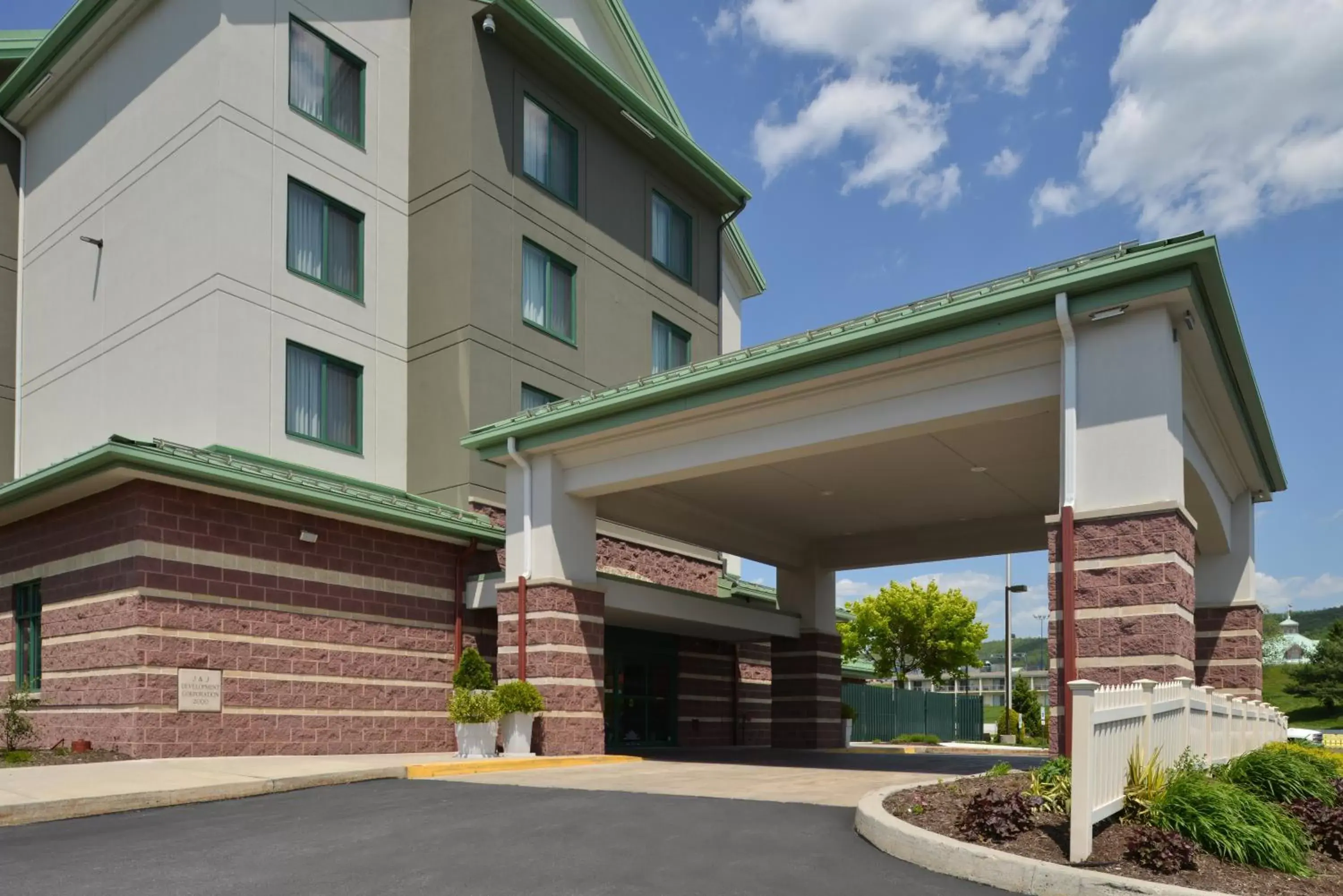 Property building in Holiday Inn Express Breezewood by IHG Property building in Holiday Inn Express Breezewood by IHG