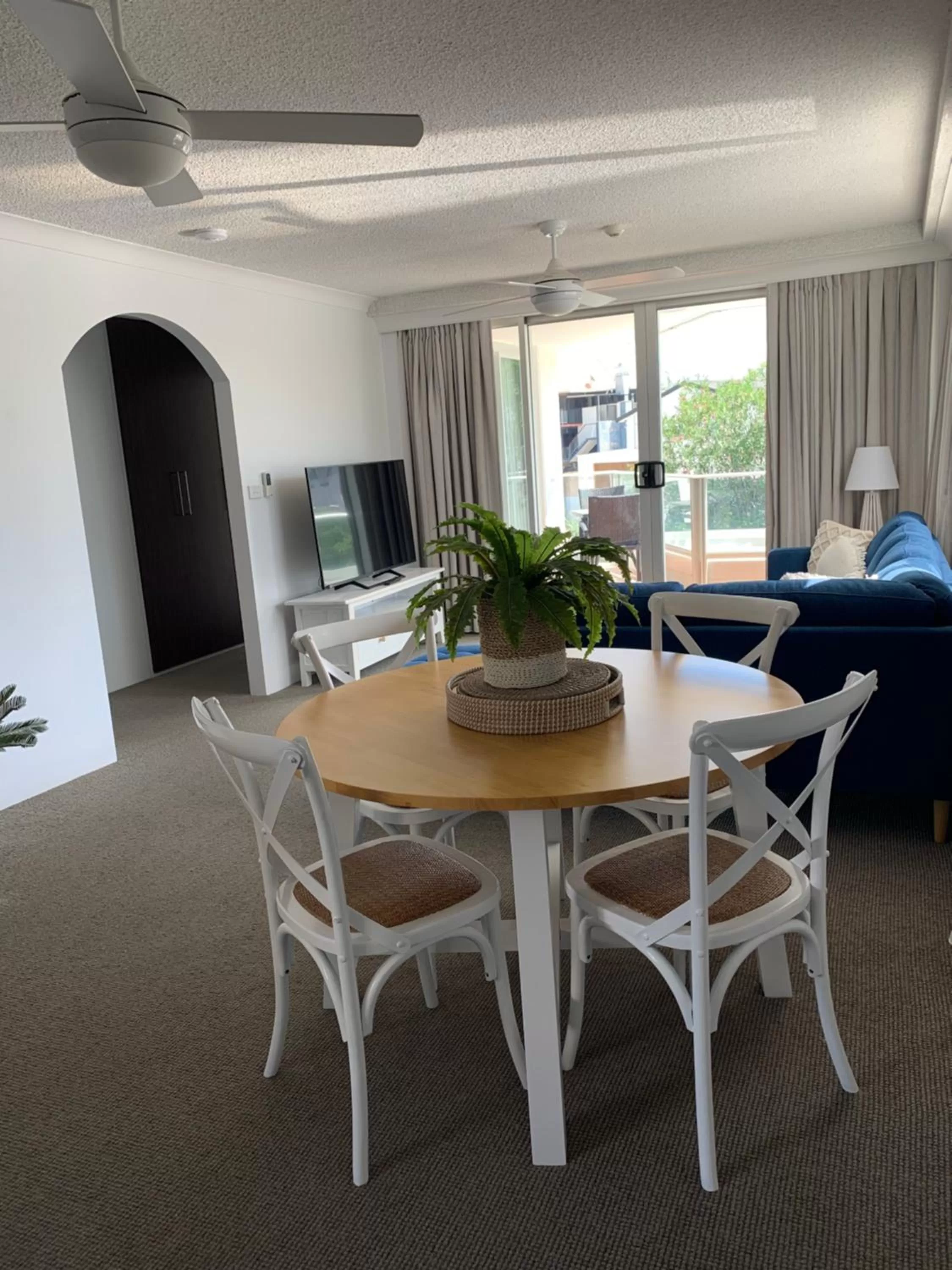 Dining area in Pacific Regis Beachfront Holiday Apartments