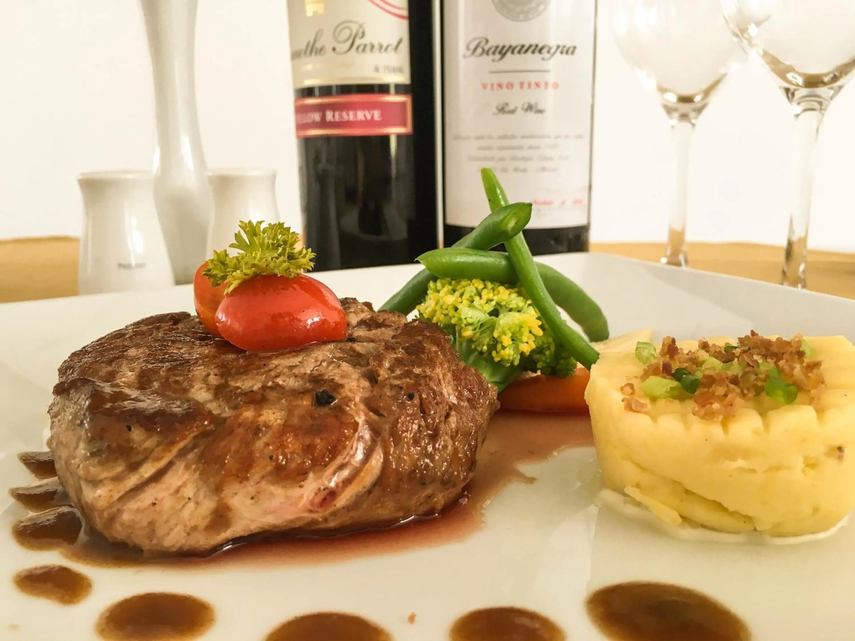 Lunch in Tropical Breeze