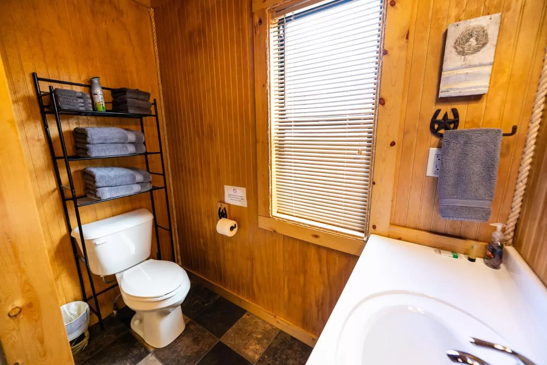 Bathroom in Walnut Canyon Cabins