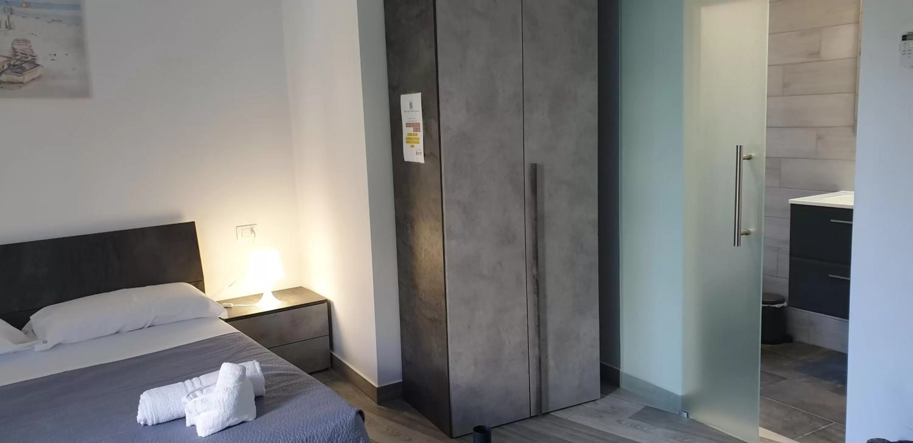 Bathroom, Bed in UN PASSO DAL MARE bed&breakfast San Salvo Marina