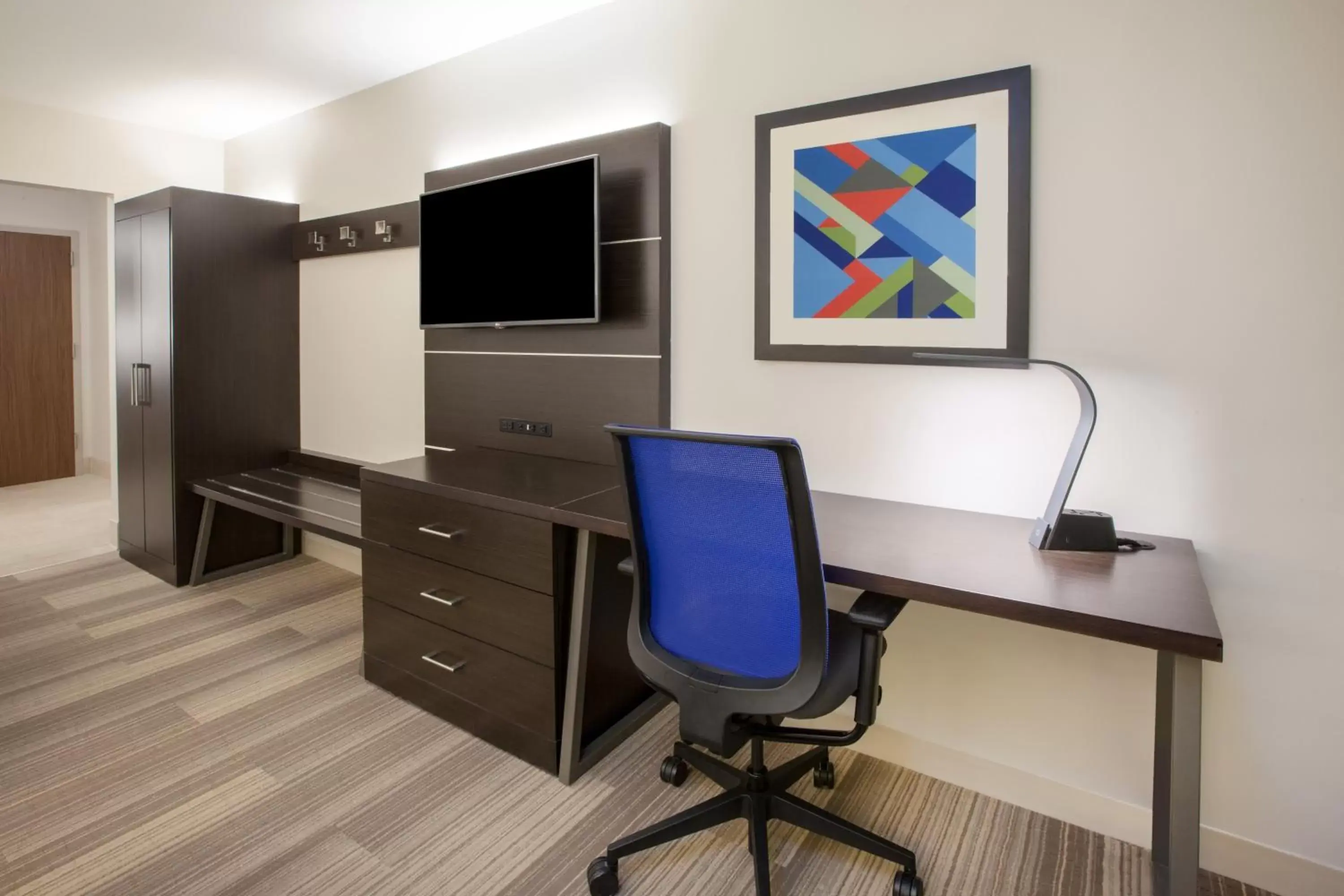 Photo of the whole room, TV/Entertainment Center in Holiday Inn Express & Suites - Dallas Market Center, an IHG Hotel