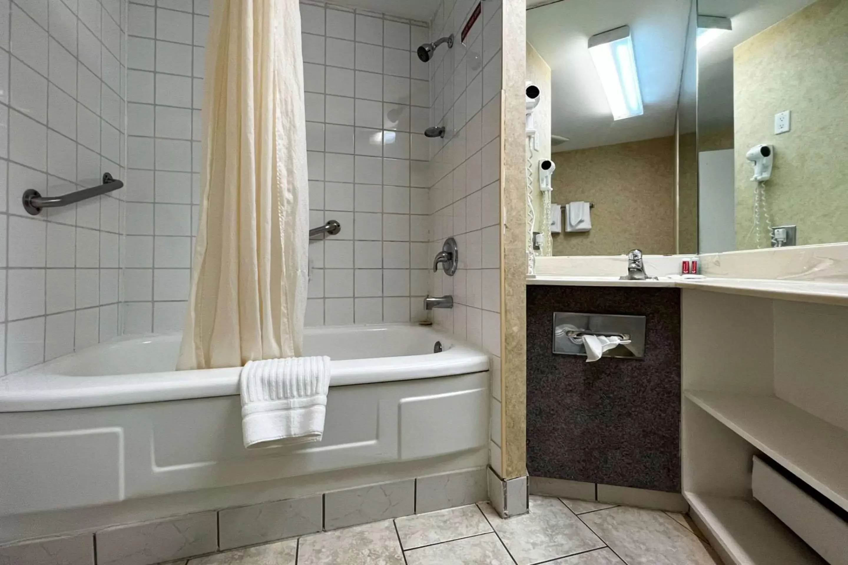 Bedroom, Bathroom in Econo Lodge Motel Village