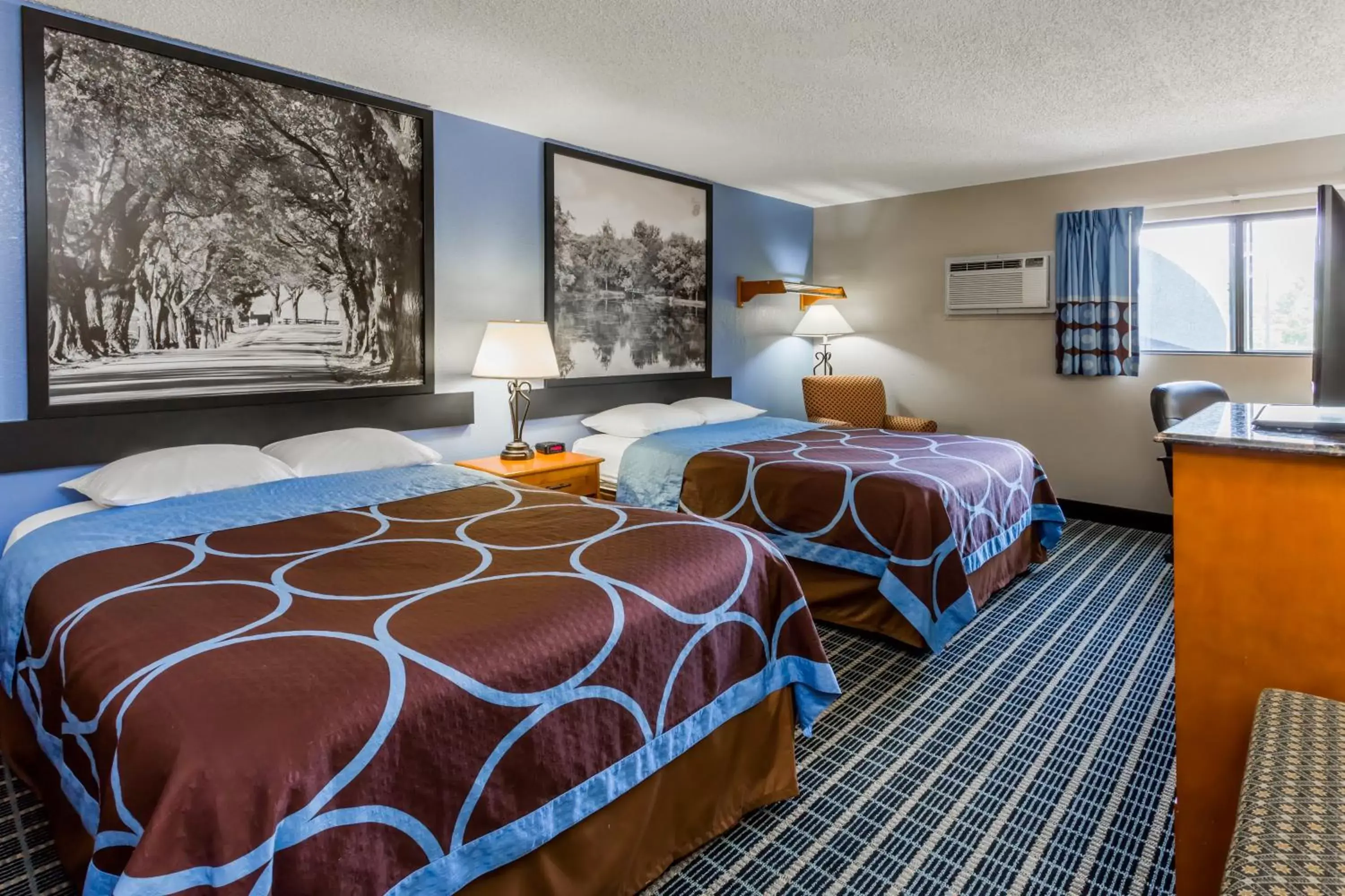 Bed in Super 8 by Wyndham Iowa City/Coralville