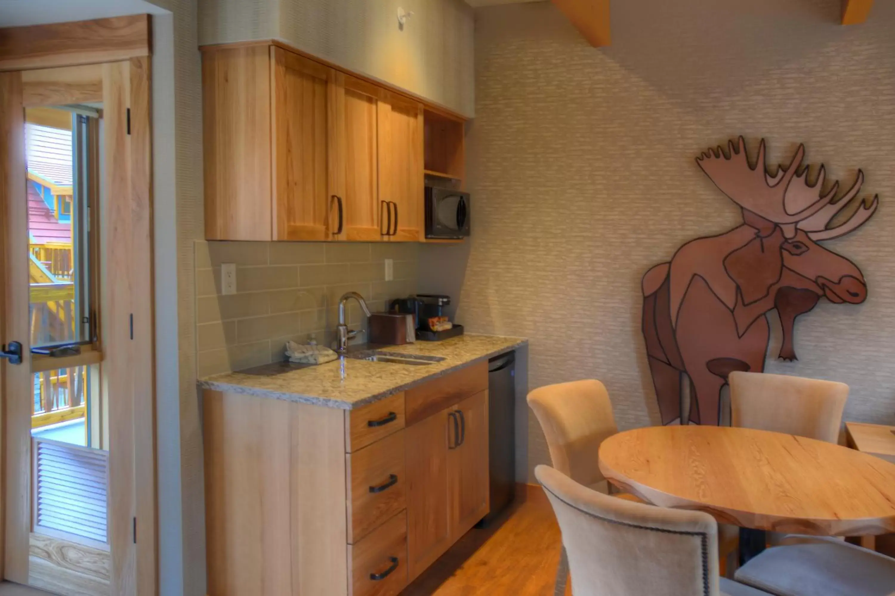 Kitchen or kitchenette, Kitchen/Kitchenette in Moose Hotel and Suites