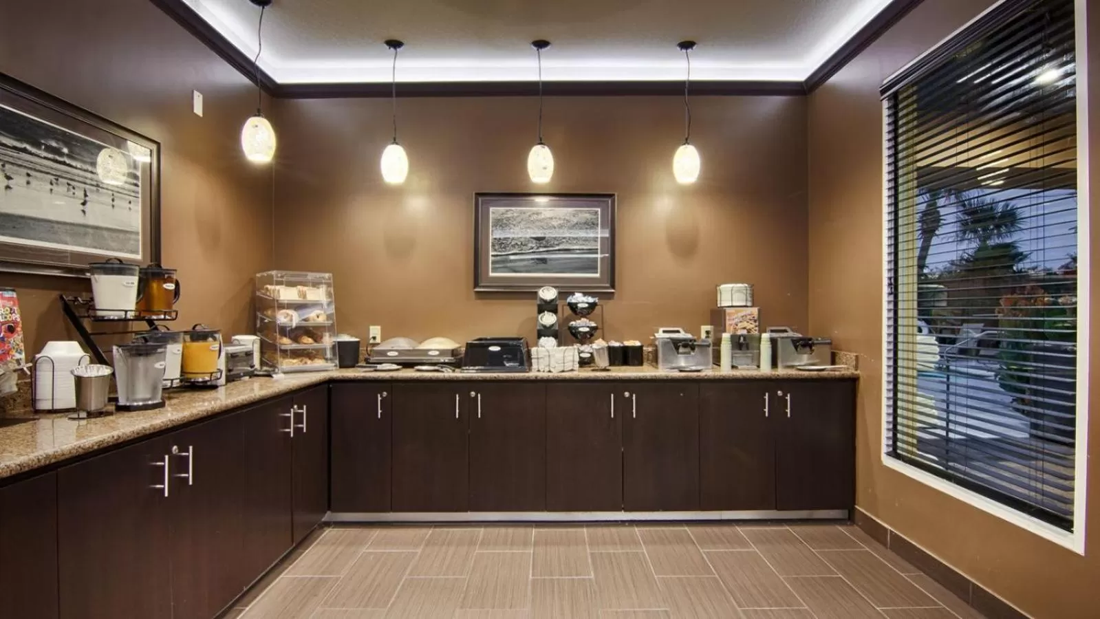 Breakfast in Best Western Plus Seawall Inn & Suites by the Beach