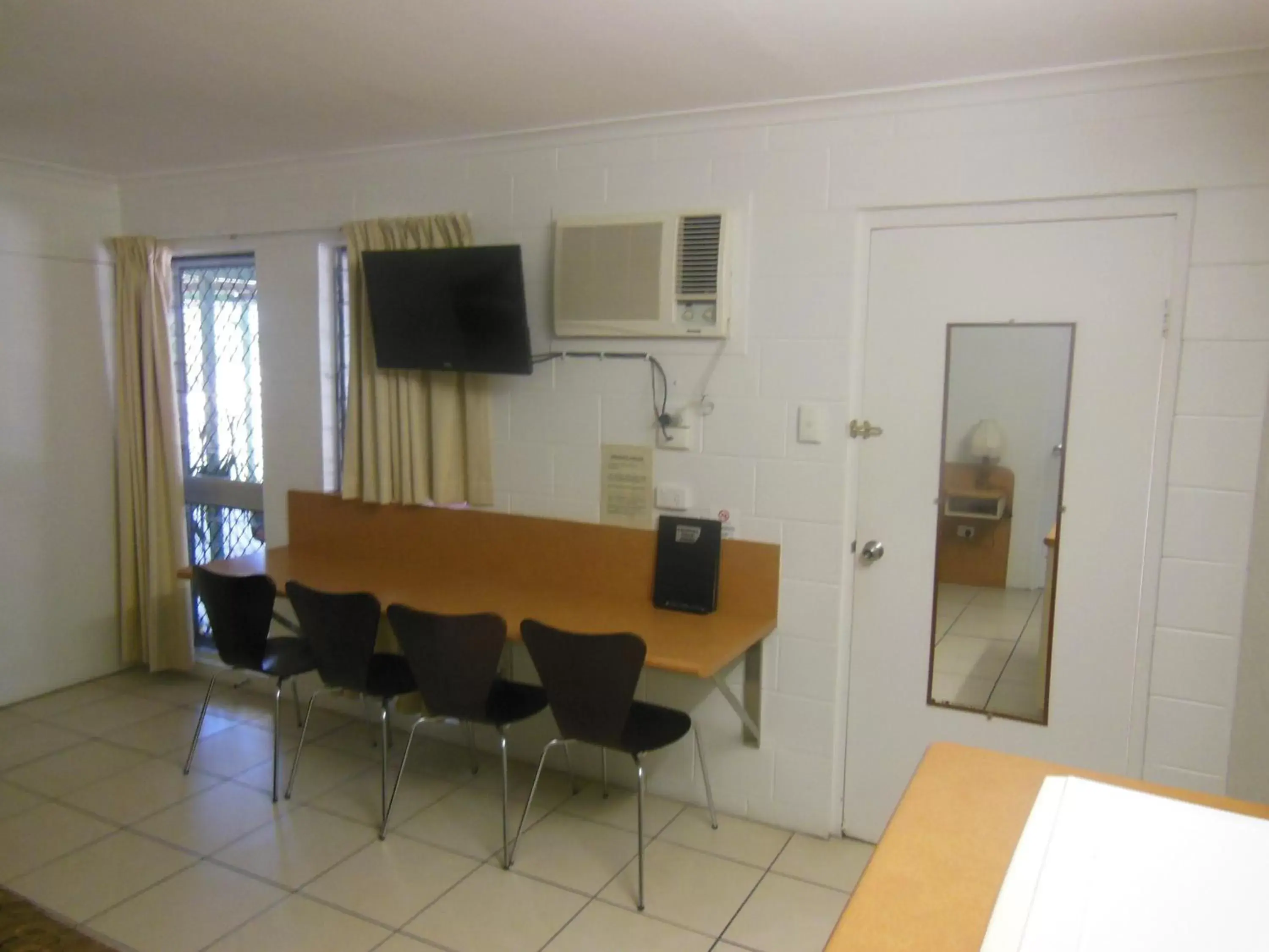 Dining area, TV/Entertainment Center in Country Road Motel