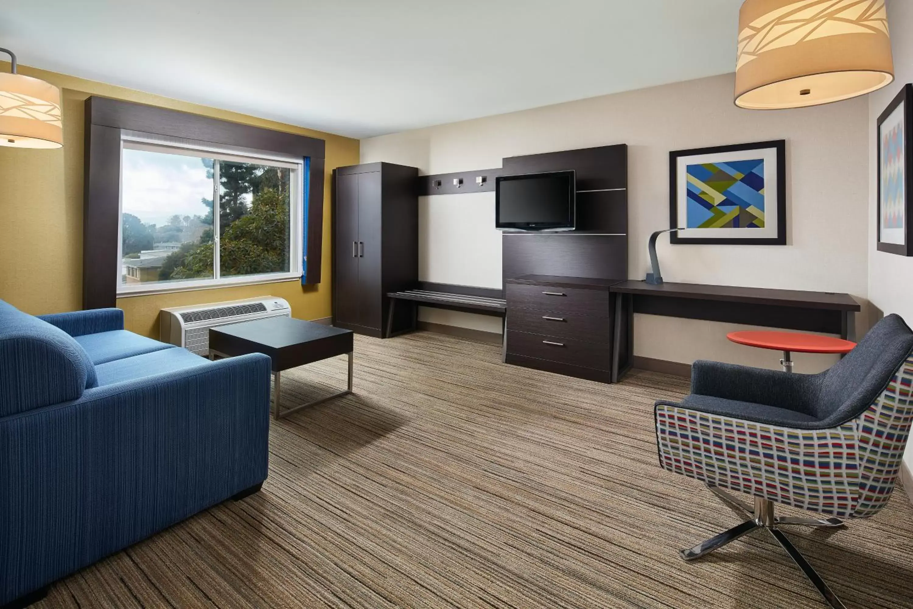 TV and multimedia, Seating Area in Holiday Inn Express Hotel & Suites Belmont, an IHG Hotel