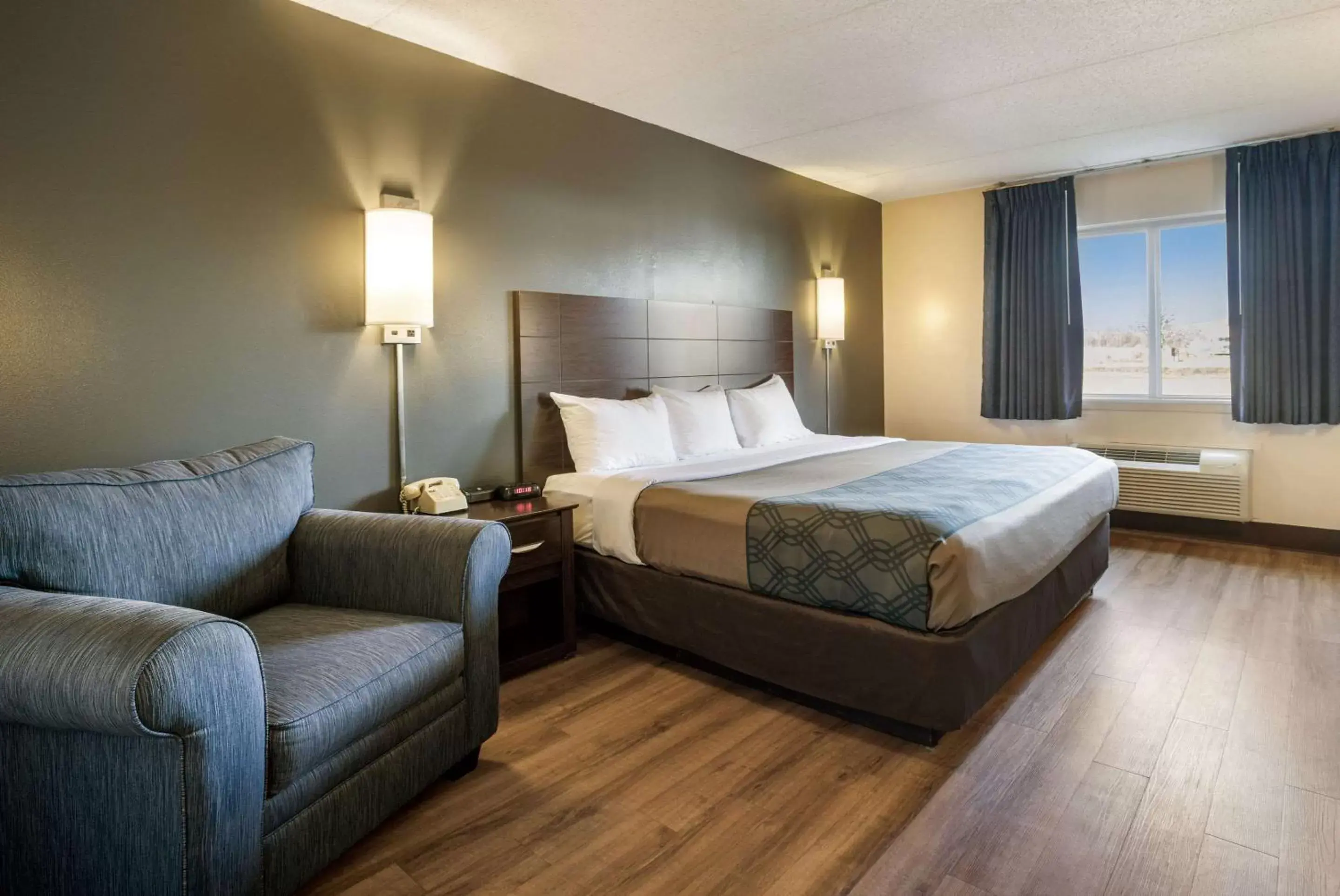 Bedroom, Bed in Econo Lodge Darien Lakes
