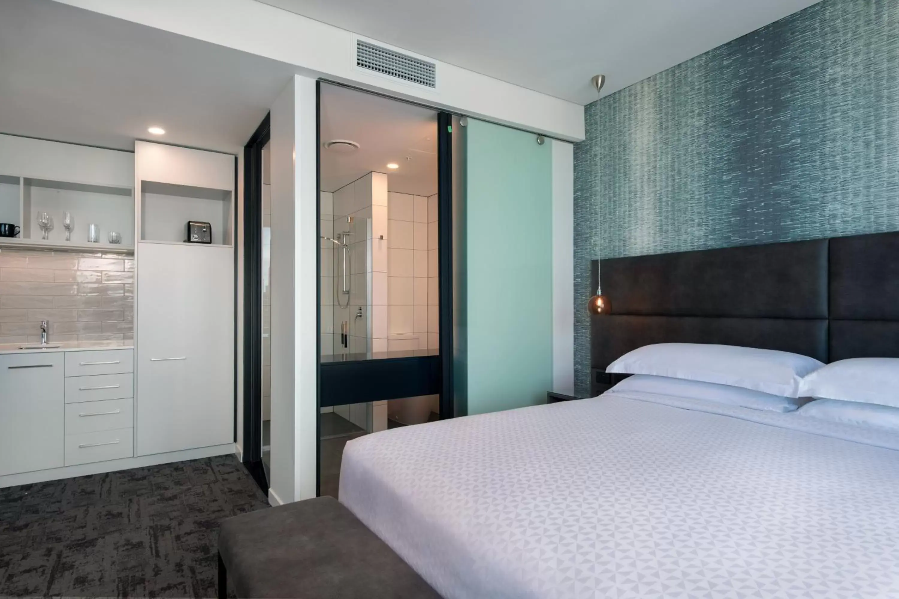 Photo of the whole room, Bed in Four Points by Sheraton Auckland