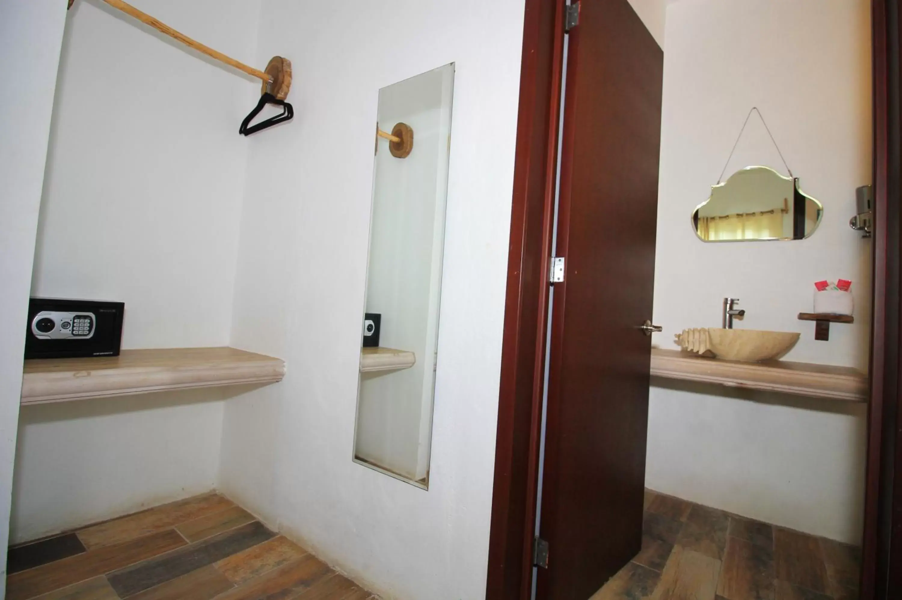 wardrobe, Bathroom in Hotel Pancho Villas Bacalar Vista a Laguna