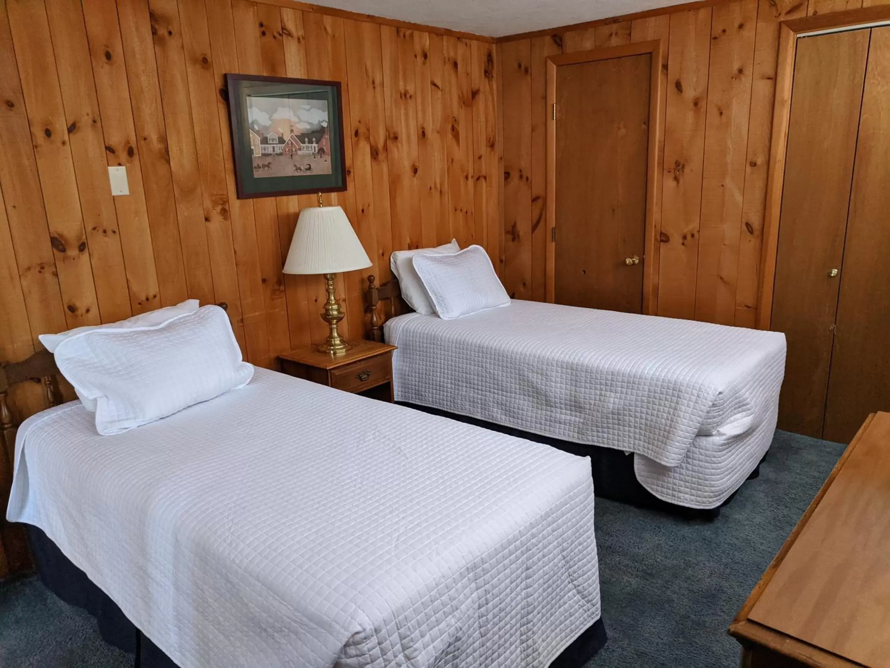 Bed in Stowe Motel & Snowdrift
