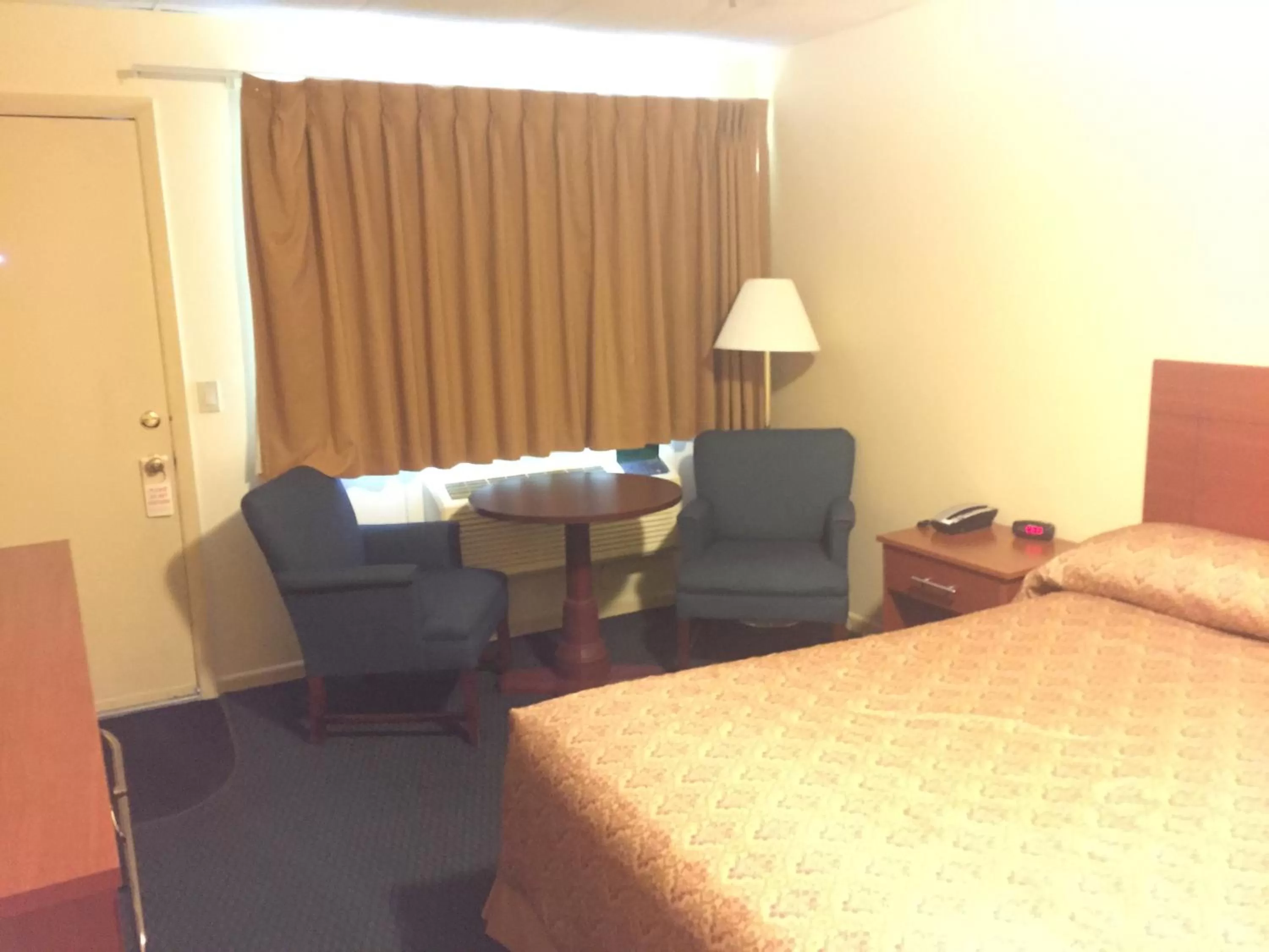 Toilet, Bed in Briarcliff Motel